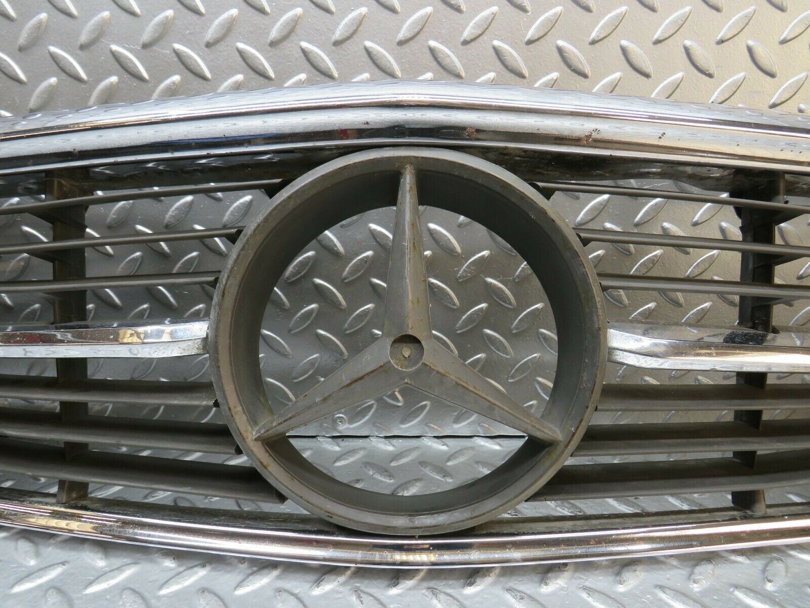 22852 Mercedes-Benz C107 450SLC Coupe Bonnet Grill 1078881523