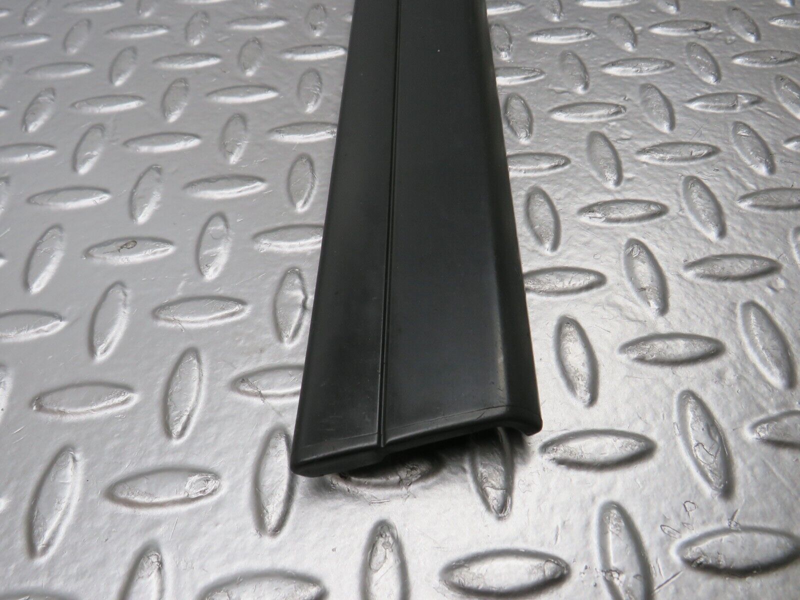 32302 Mercedes-Benz S124 300TE Wagon Front Left Door Centre Moulding Trim