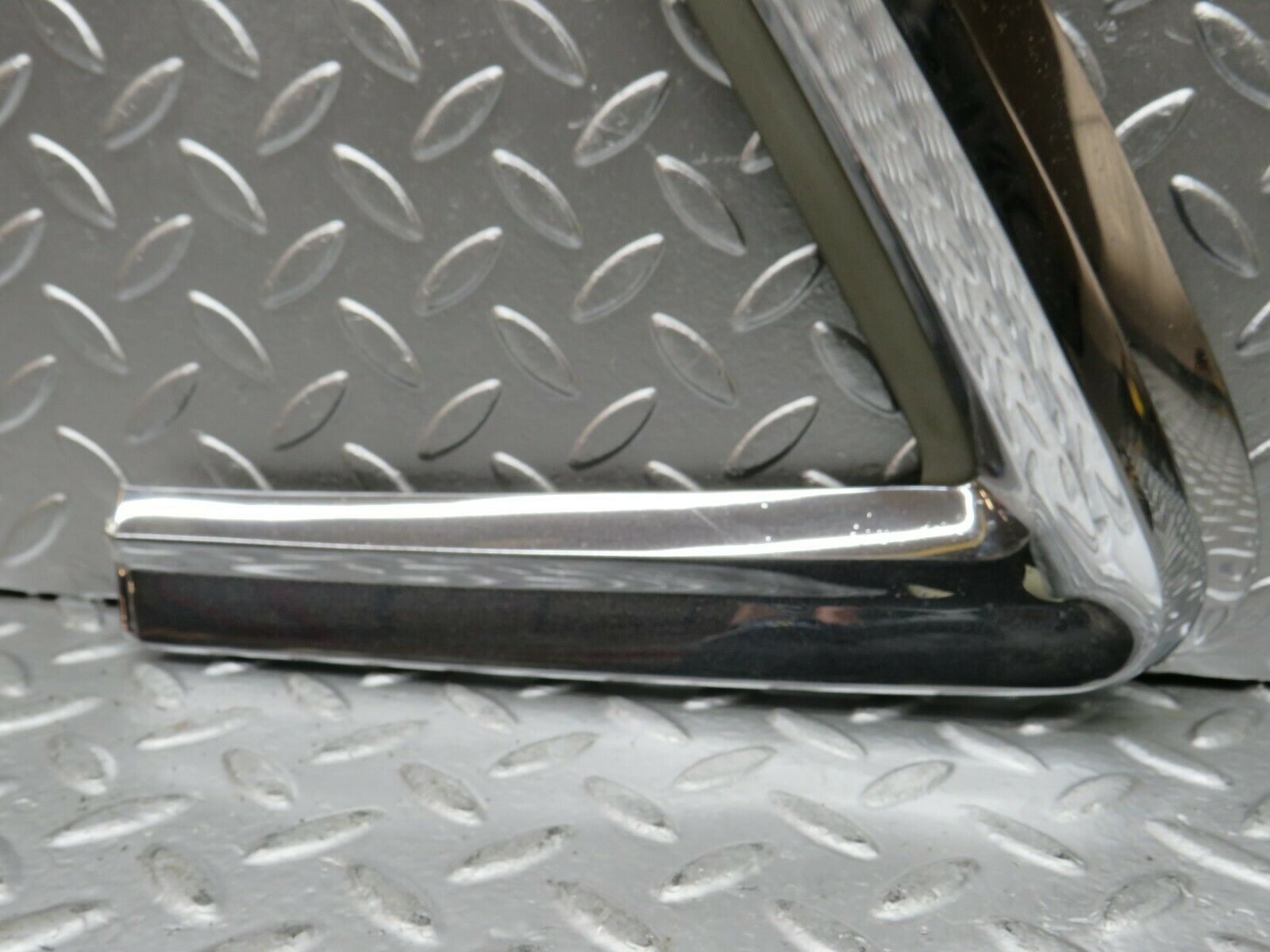 22733 Mercedes-Benz C107 450SLC Coupe Rear Window Trim Left 1076980189