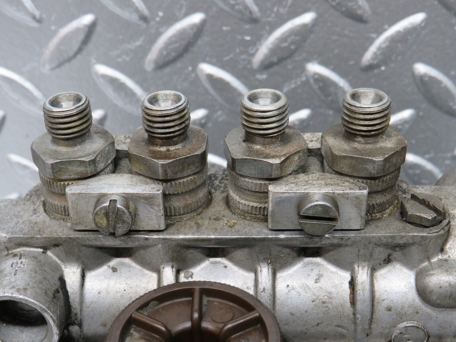 31102 Mercedes-Benz W123 200D Diesel Fuel Injection Pump Bosch 72210320 0400114074