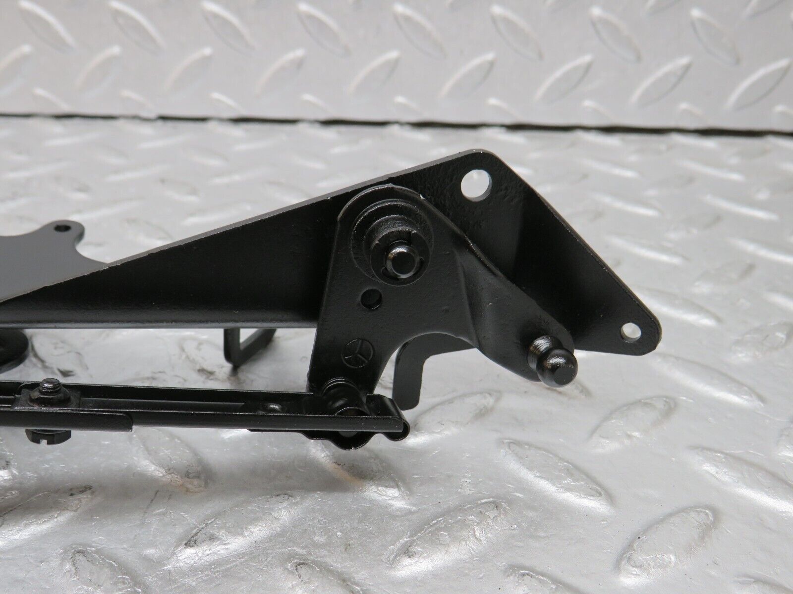 38118 Mercedes-Benz A124 320E Cabriolet Throttle Linkage 1040702321