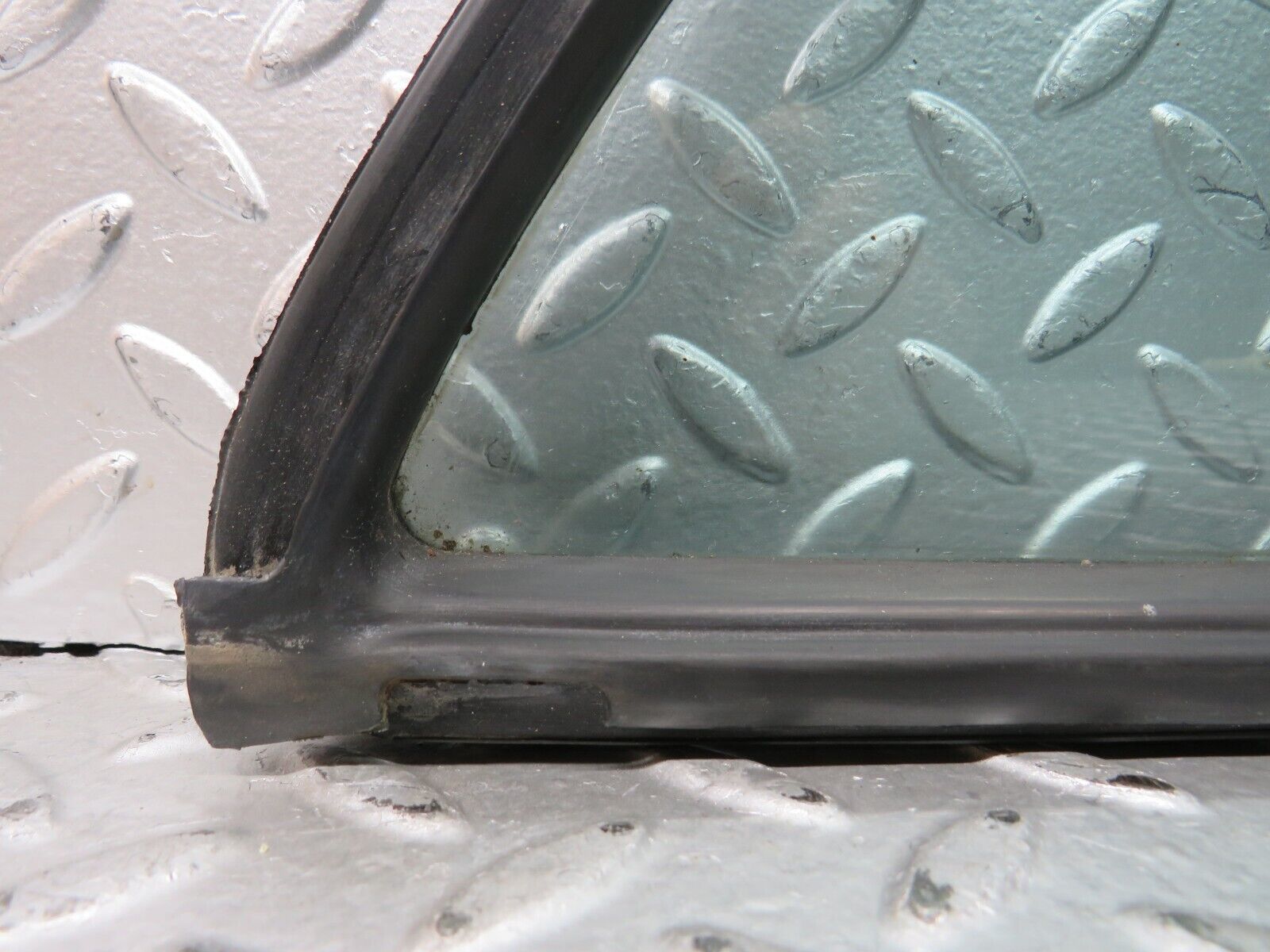 28857 Mercedes-Benz W123 230E Rear Right Quarter Window Glass 1237350224