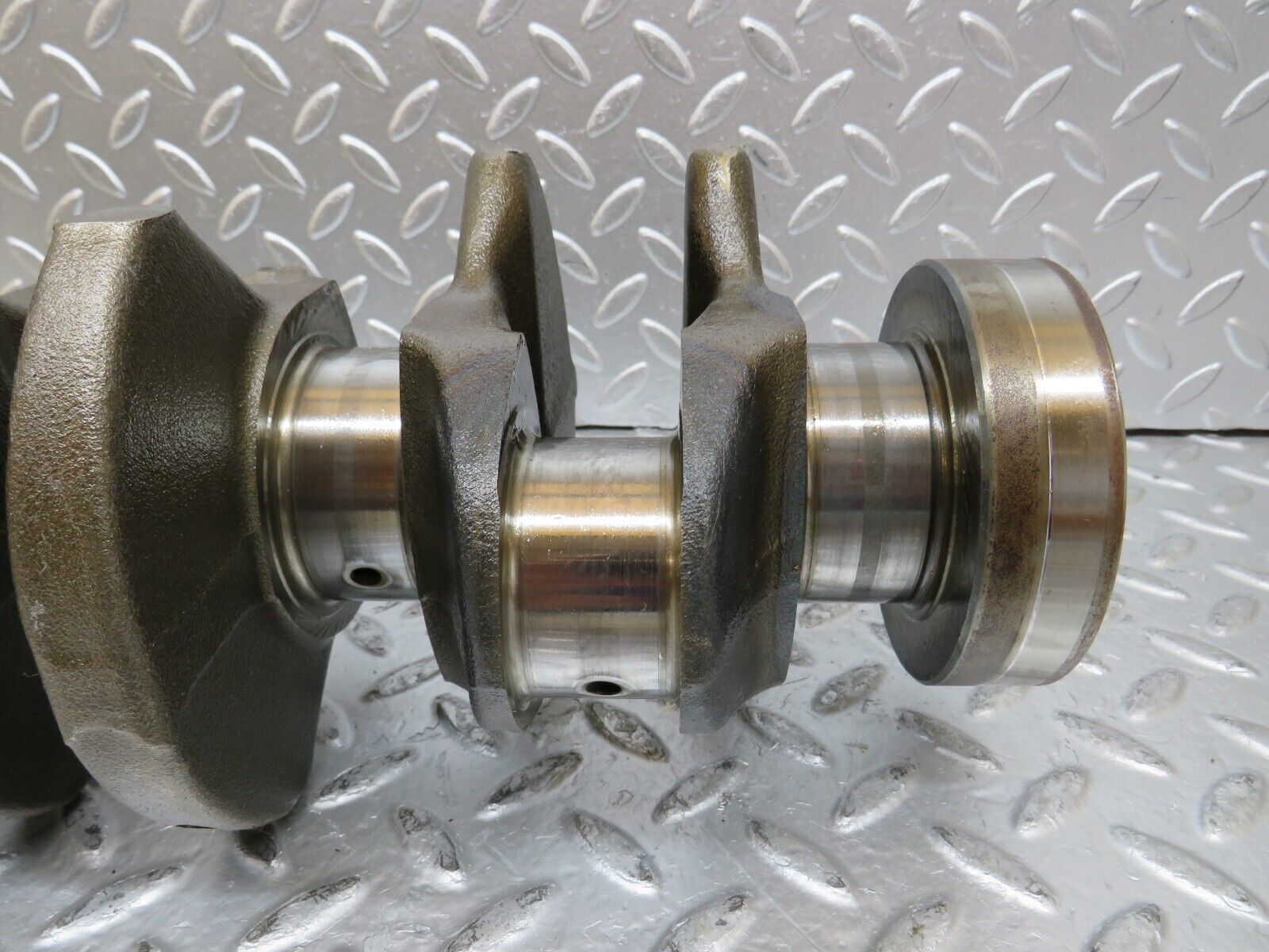 26090 Mercedes-Benz W123 200 Crankshaft 1020310101