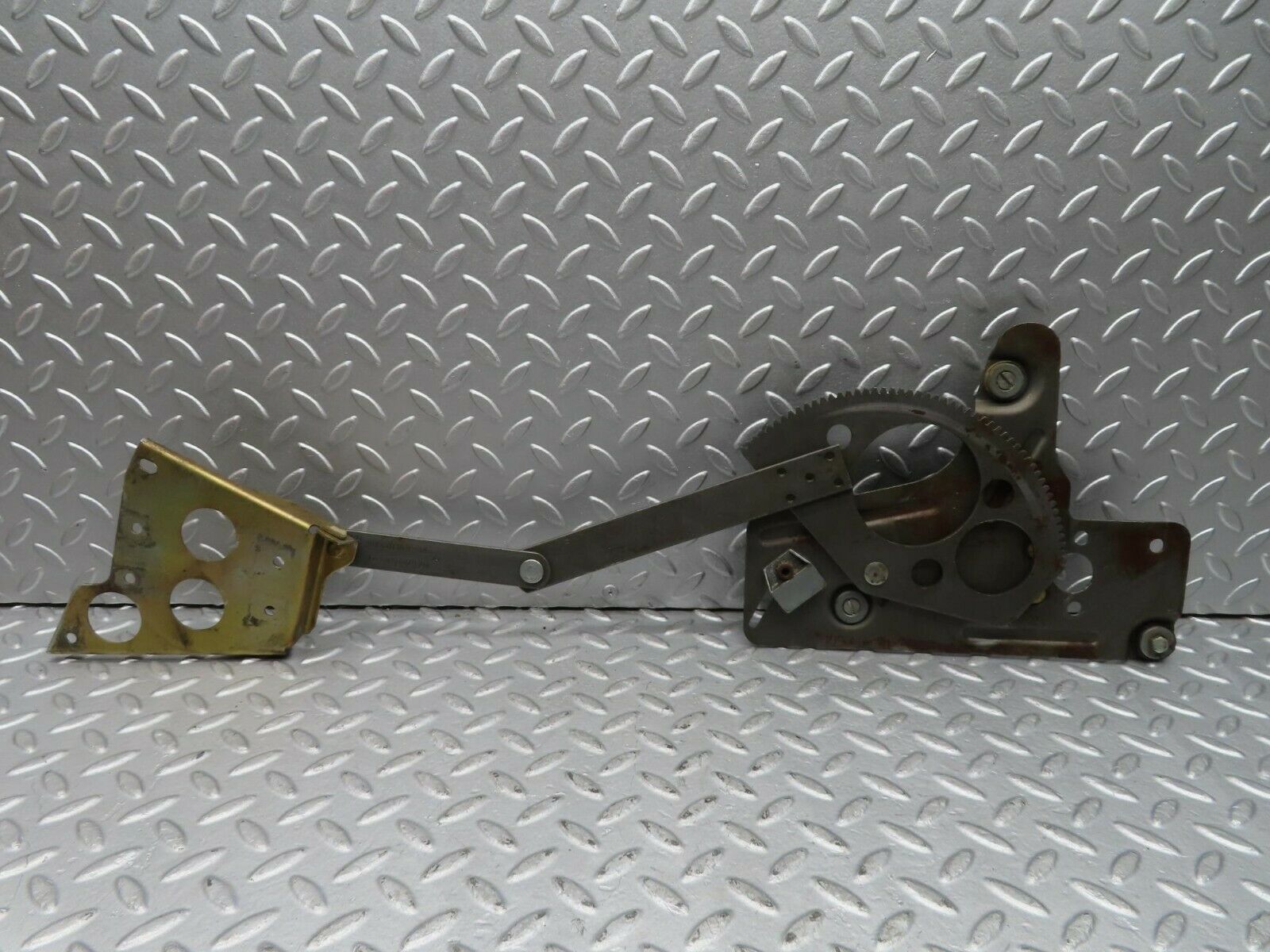 16641 Mercedes-Benz C107 380SLC Rear Left Power Window Regulator 1076700903