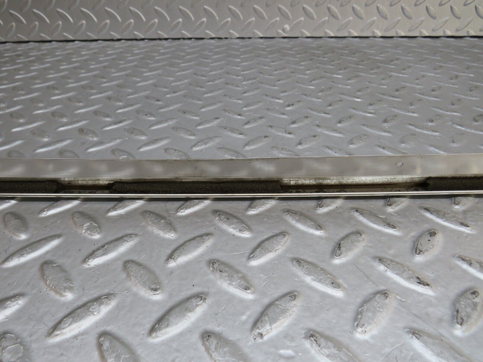 36325 Mercedes-Benz W126 420SE Roof Chrome Trim Left Side