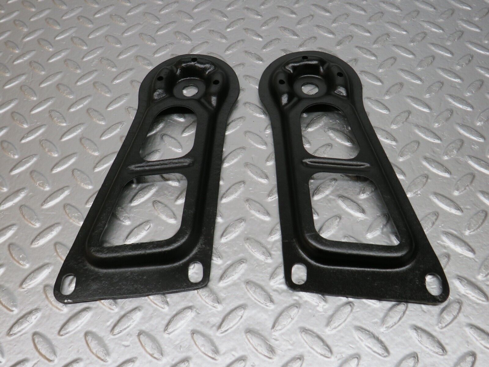 0806 Mercedes-Benz C107 350SLC Coupe Coupe Rear Suspension Axle Mounting Bracket