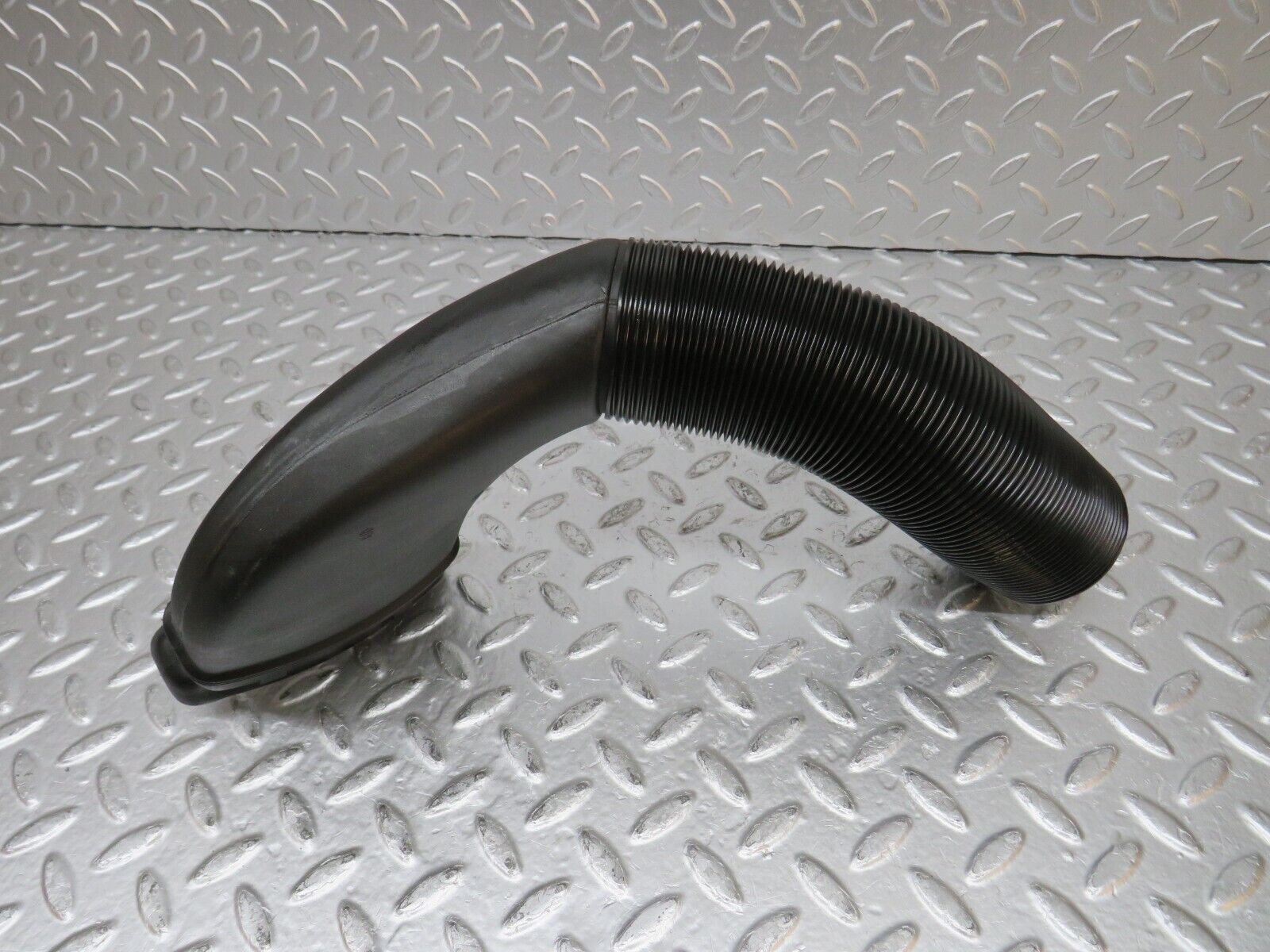 30612 Mercedes-Benz W201 190E 2.0L Air Duct Pipe Hose Right 2018311846