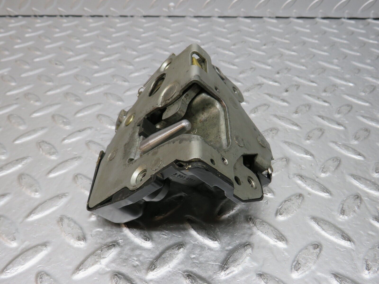 31083 Mercedes-Benz W123 200D Front Left Door Lock Mechanism 1237230108