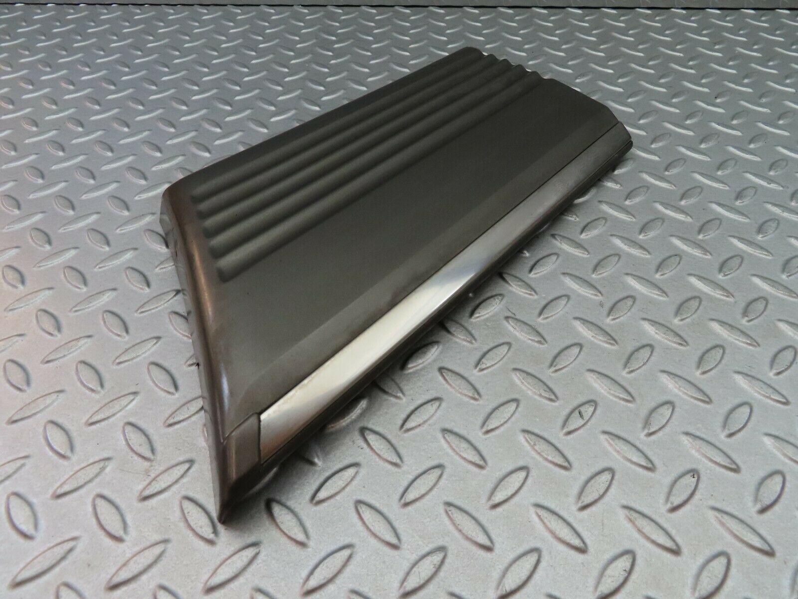 6083 Mercedes-Benz W126 380SE Front Right Fender Wing Moulding Trim 1266902240