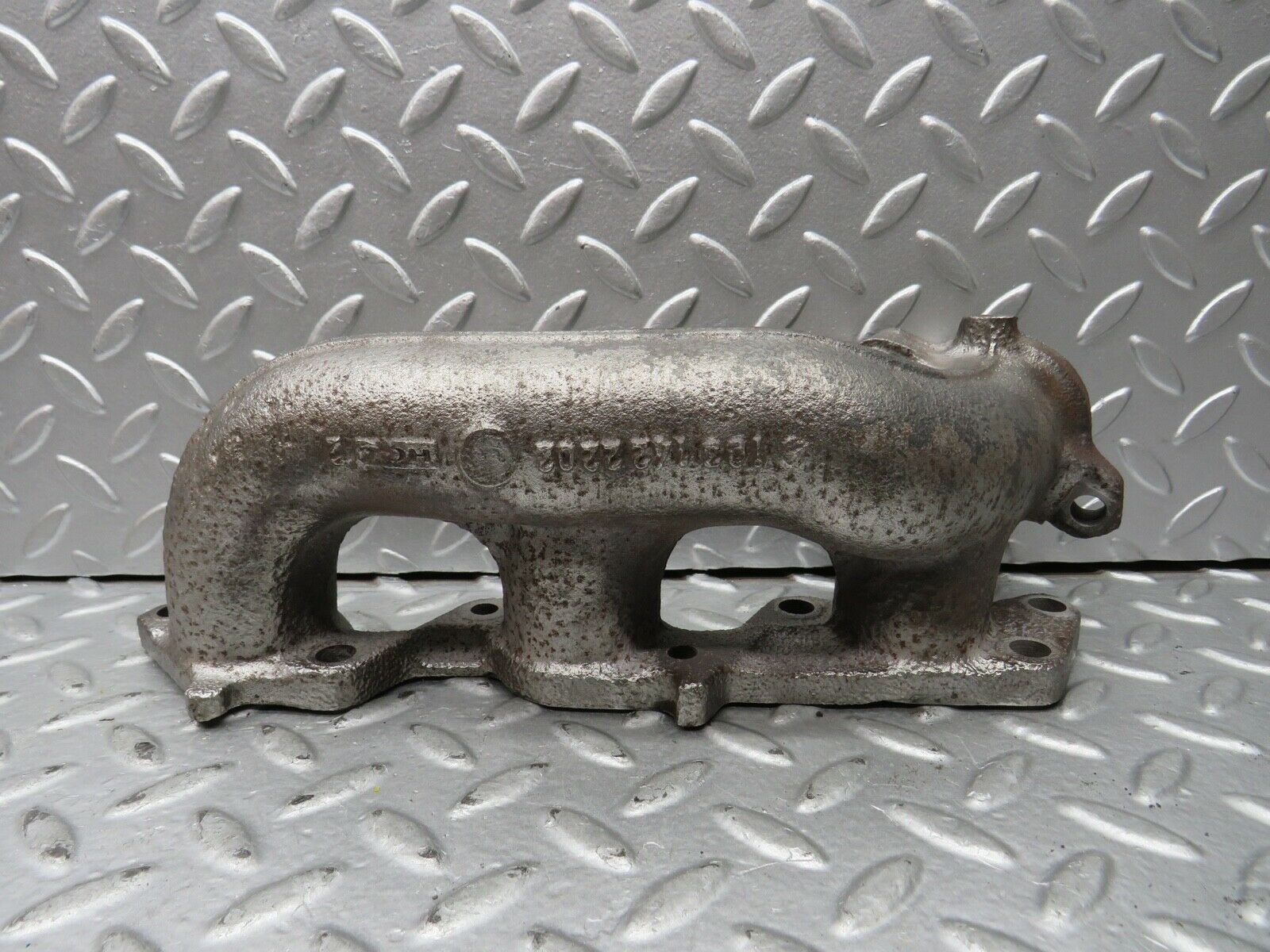 21891 Mercedes-Benz W126 300SE Exhaust Manifold Cylinder 4-6 1031422202