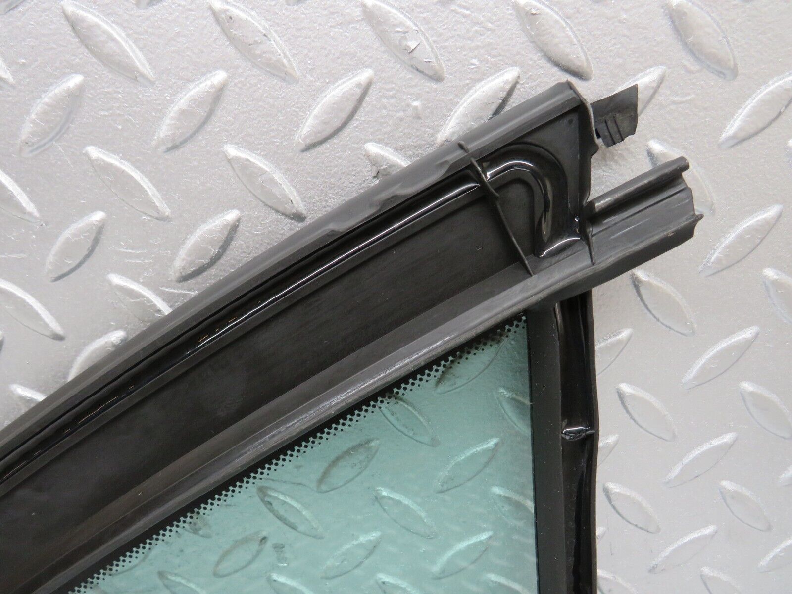 35164 Mercedes-Benz W221 Rear Left Quarter Window Glass 2217350124