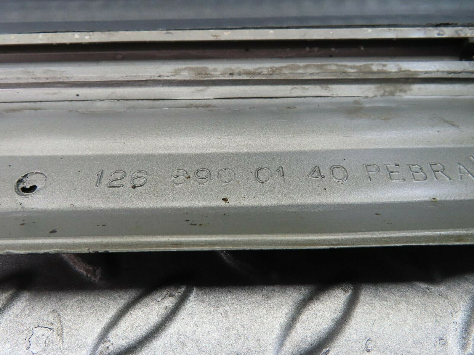 9073 Mercedes-Benz W126 Front Left Fender Wing Moulding Trim 1266902140