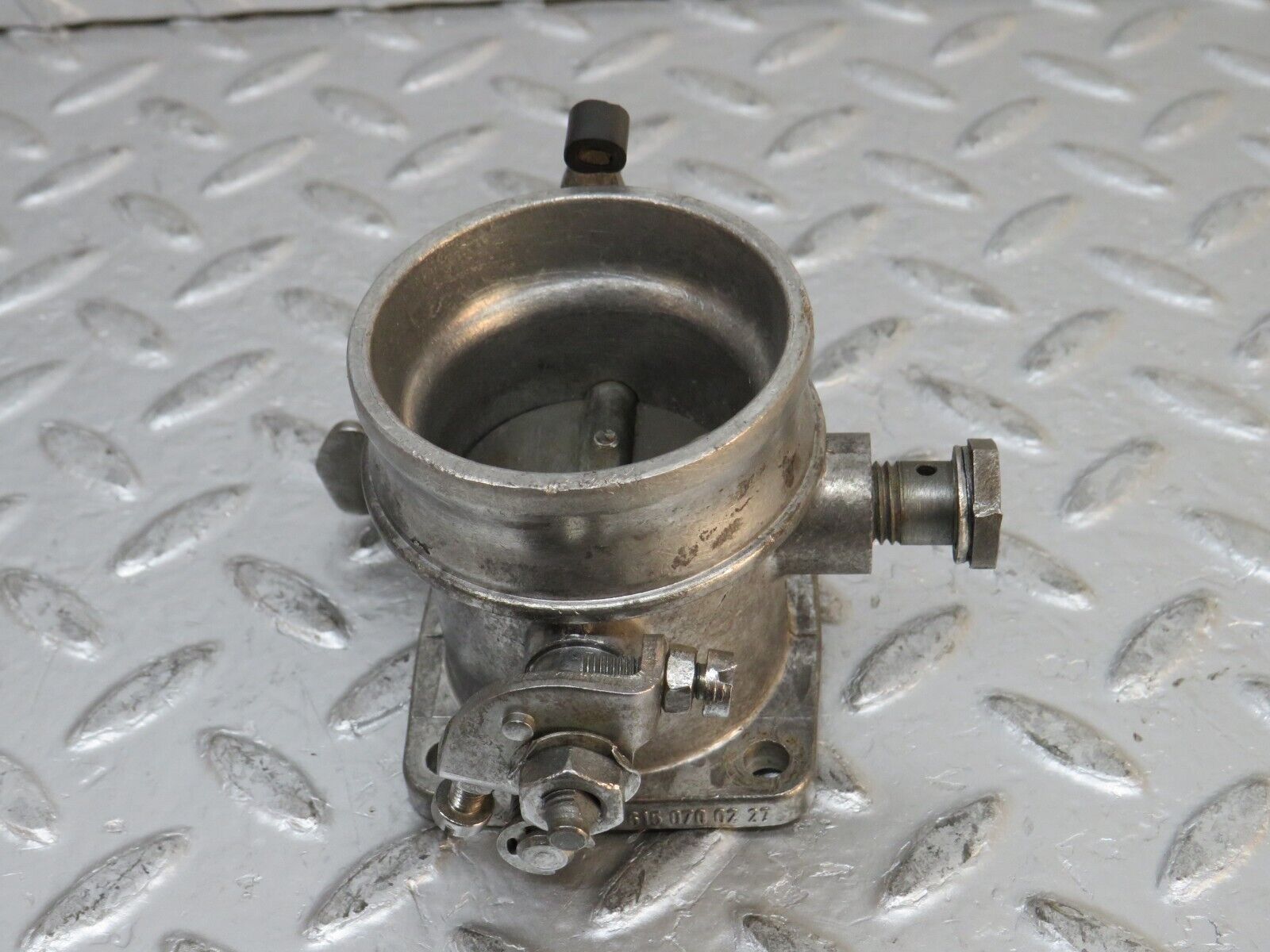 0331 Mercedes-Benz W123 220D Throttle Body 6150700227