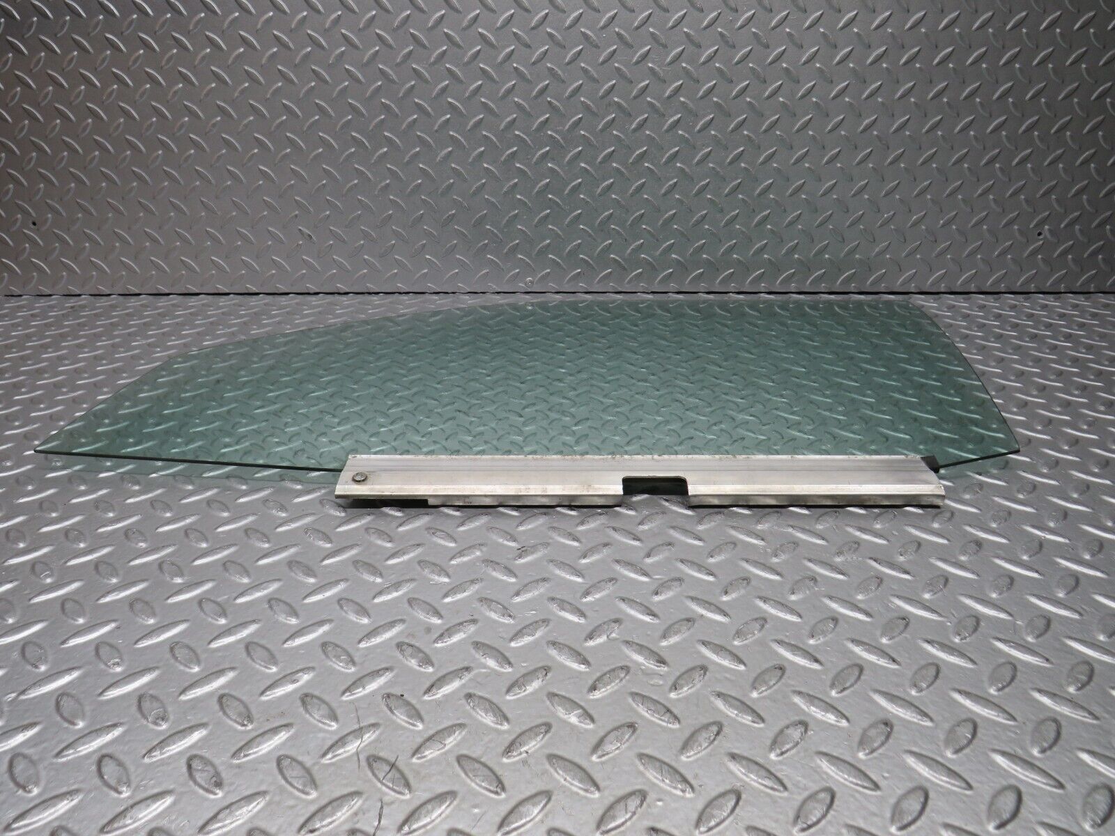 39070 Mercedes-Benz W201 190E 2.6L Front Left Door Window Glass