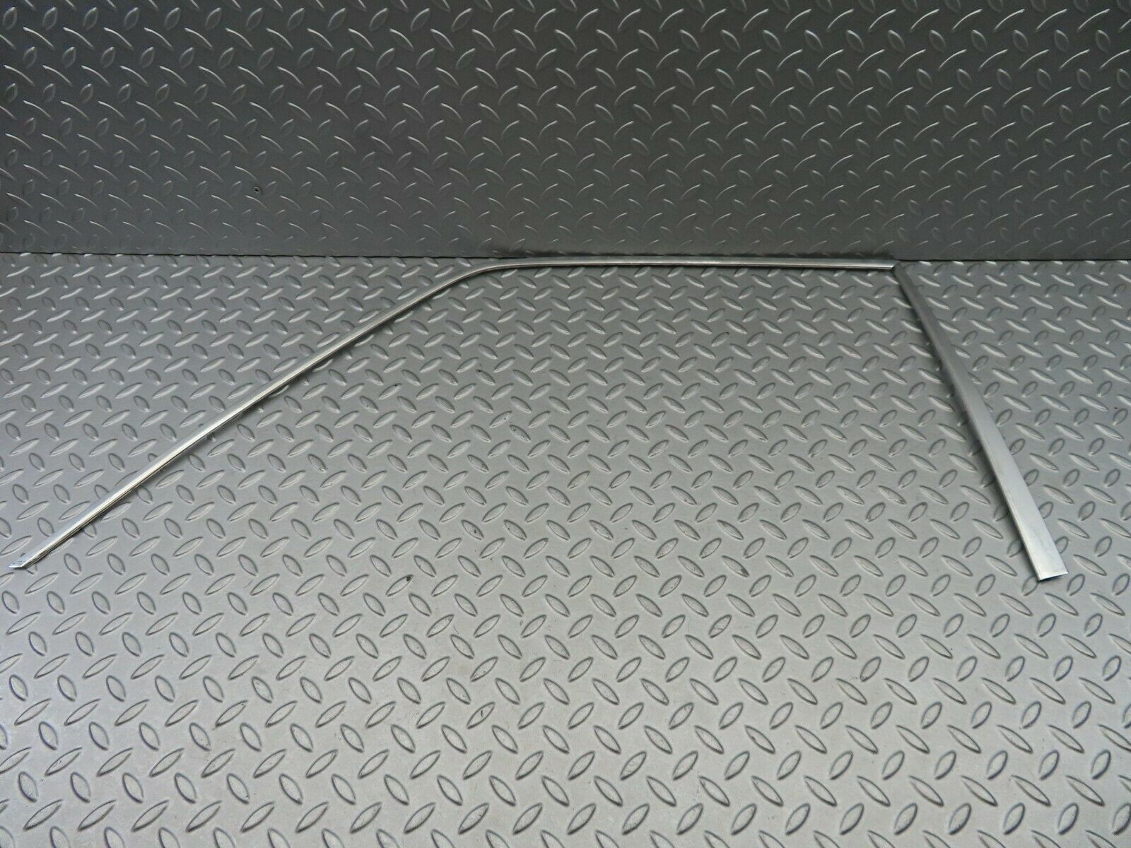 6210 Mercedes-Benz W126 380SE Door Chrome Window Frame Front Left