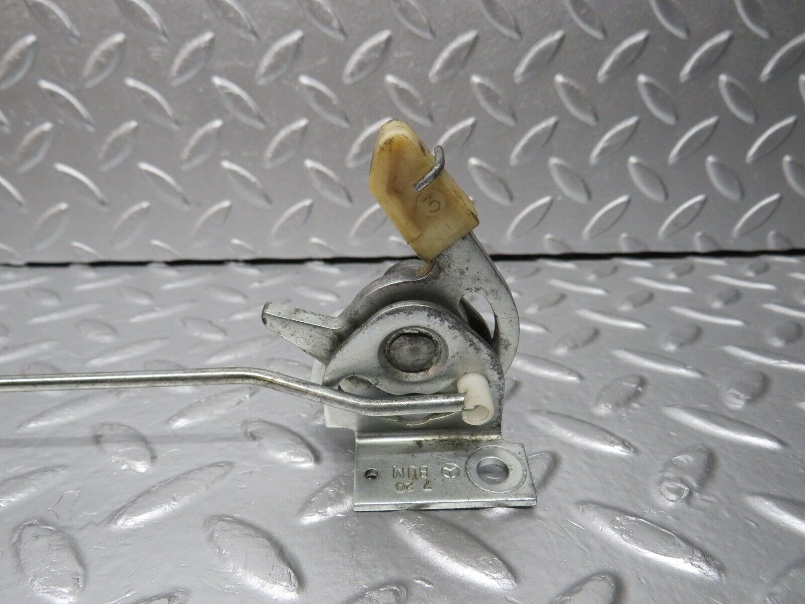 32562 Mercedes-Benz S124 300TE Wagon Rear Right Seat Bench Locking Mechanism