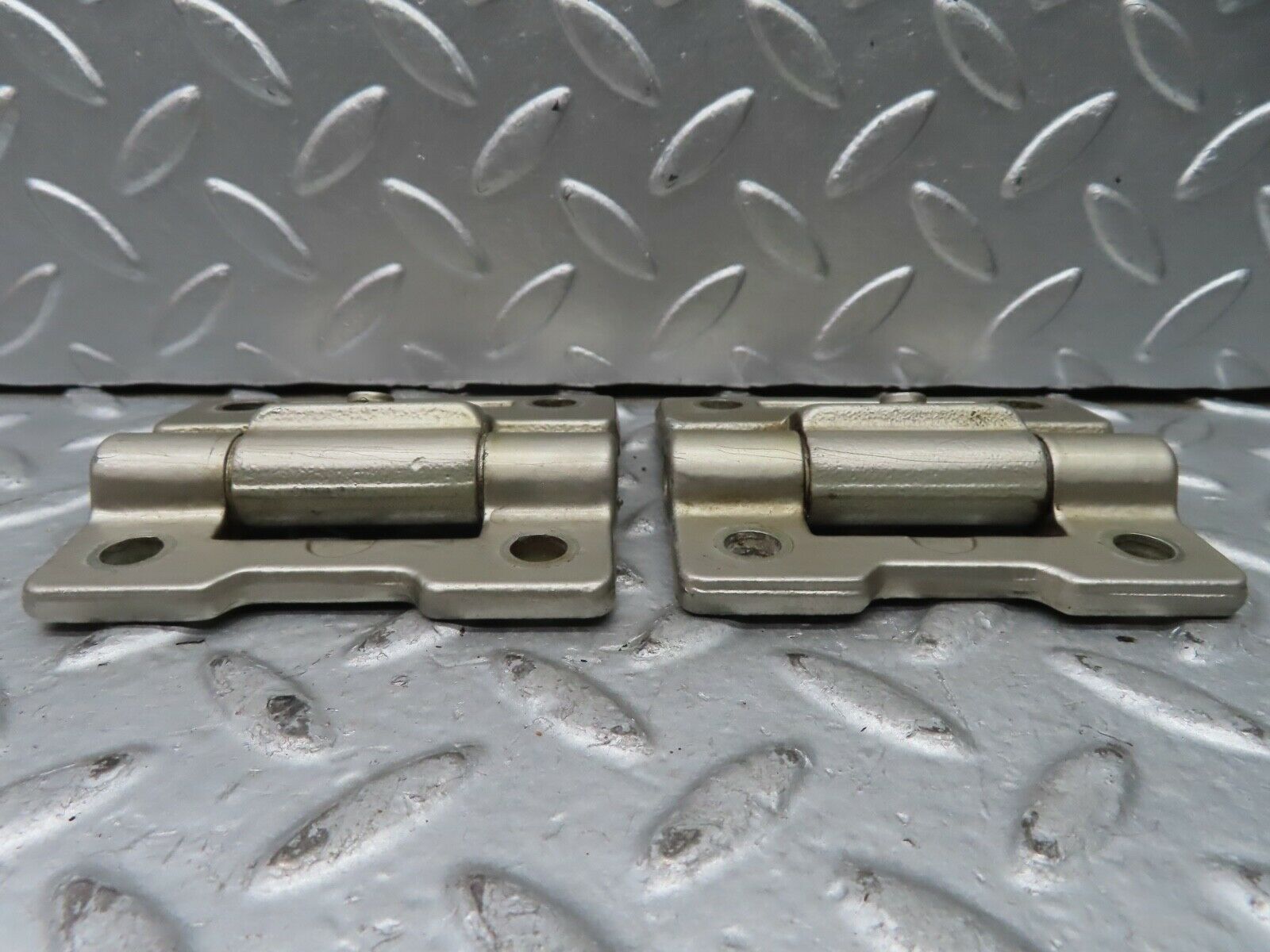 21537 Mercedes-Benz W126 300SE Door Hinges Pair 1237200037