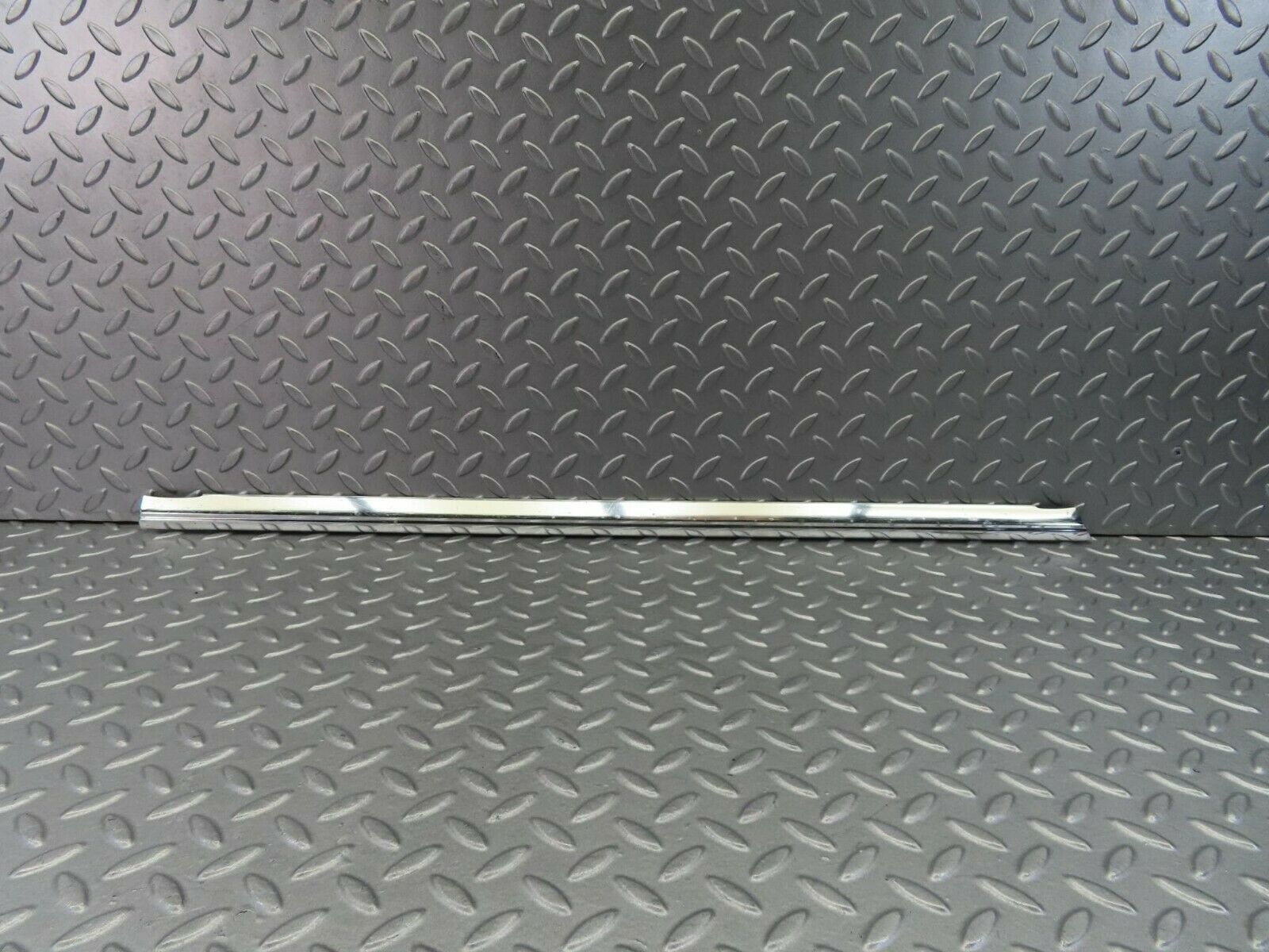 7845 Mercedes-Benz W115 220D Front Right Door Chrome Trim