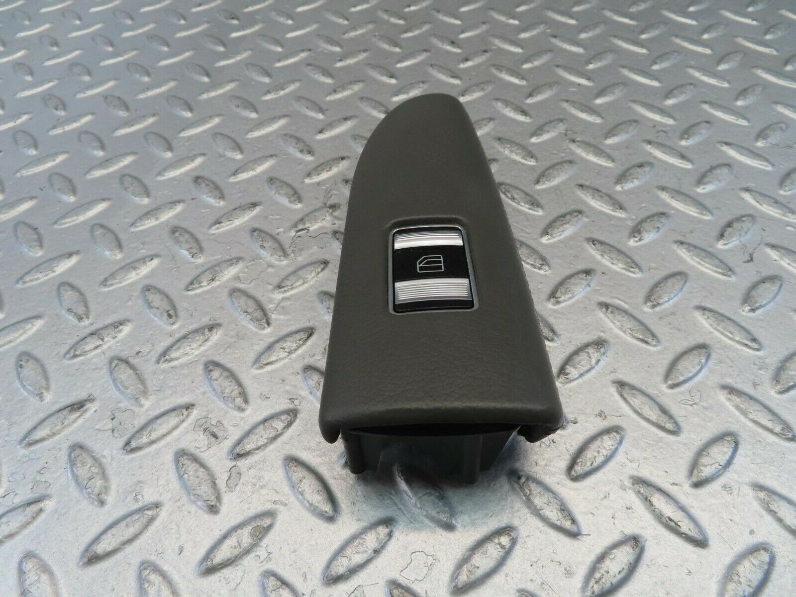 11190 Mercedes-Benz W221 S320 Rear Left Window Control Switch P0110637