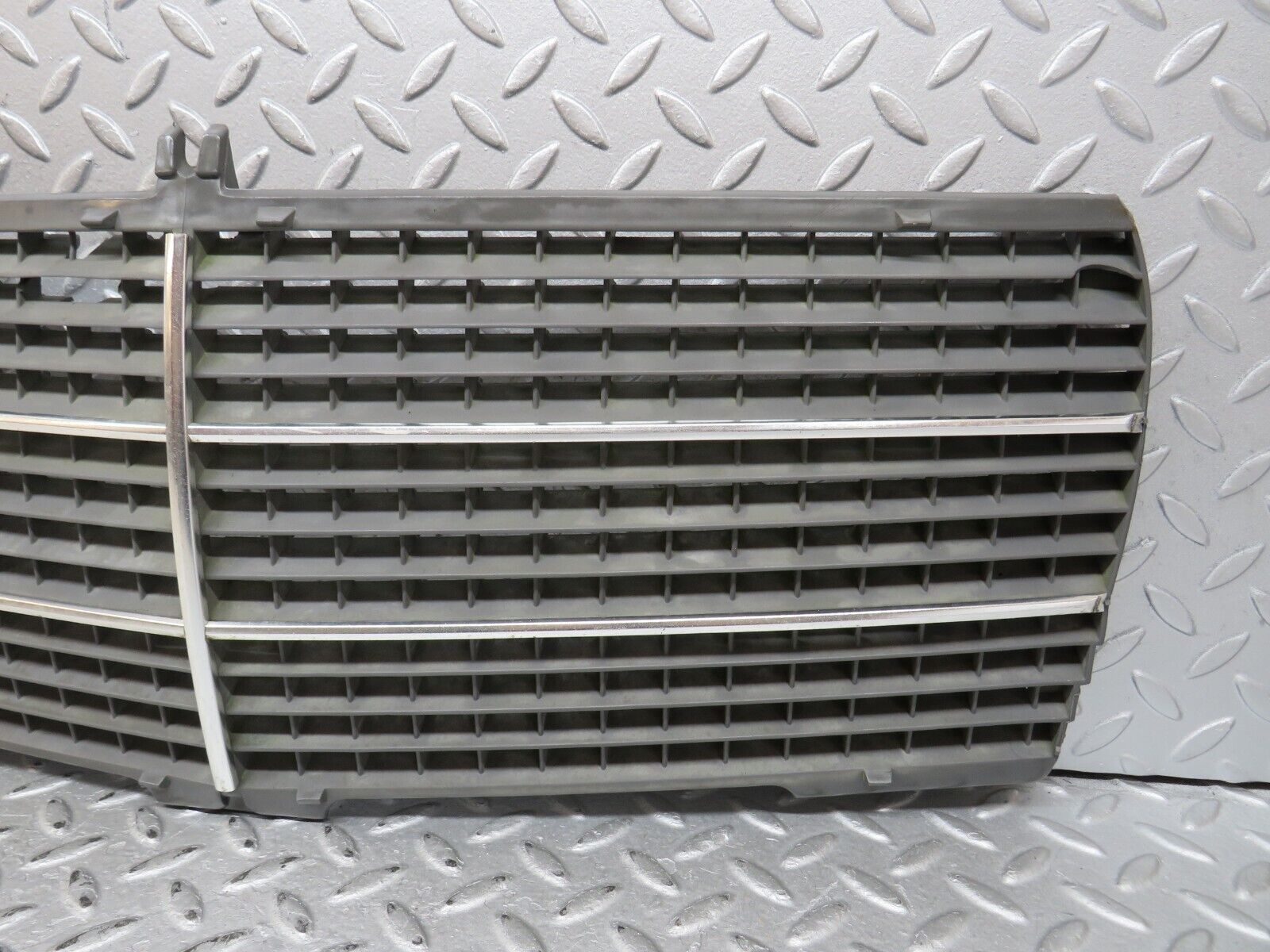 36501 Mercedes-Benz W201 190E 2.0L Bonnet Grill 2018880223