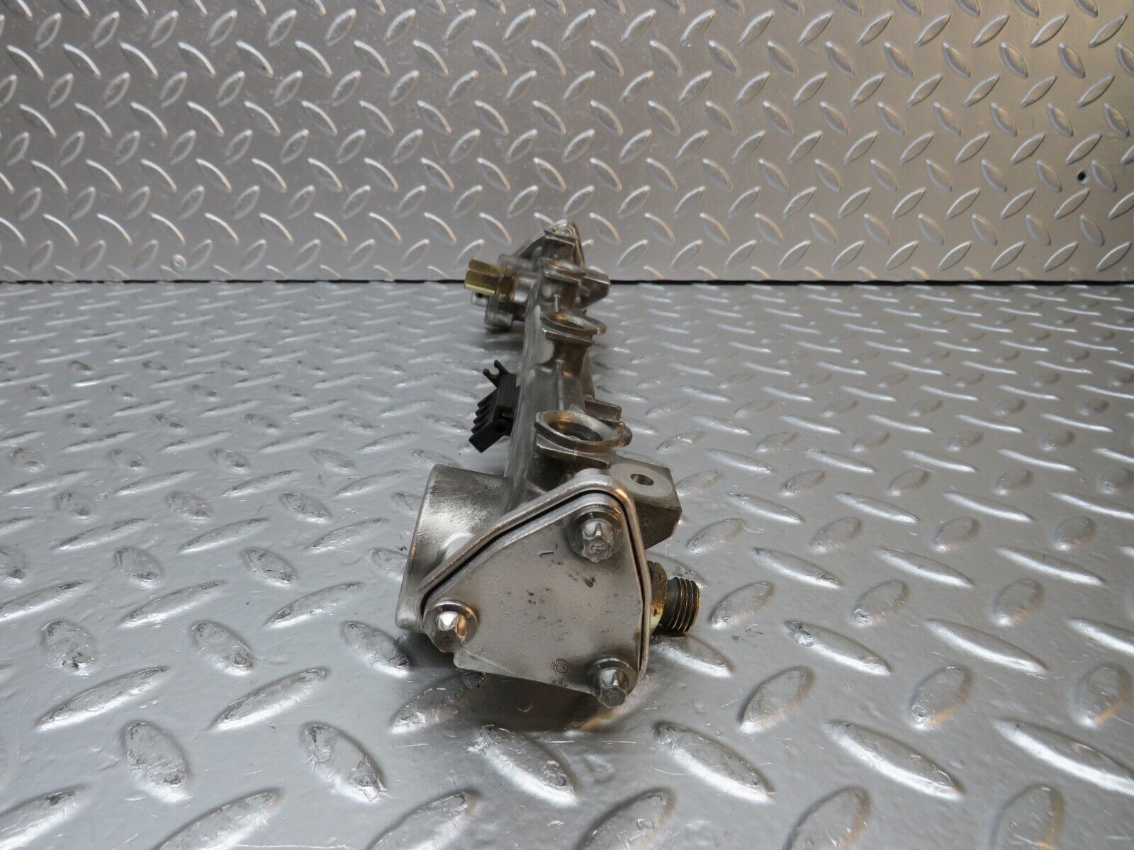 31214 Mercedes-Benz S124 220TE Wagon Fuel Injector Rail 1110780745