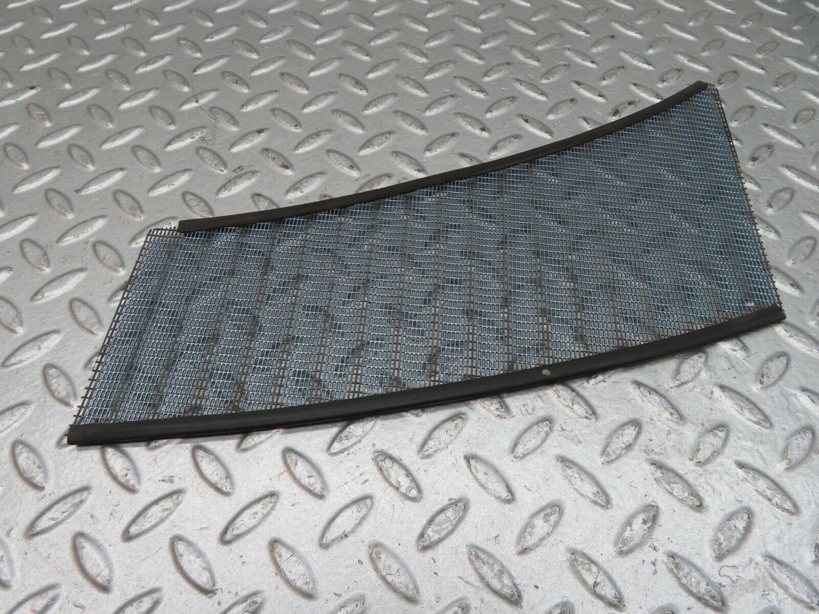 13920 Mercedes-Benz C107 280SLC Air Intake Grill Left Side