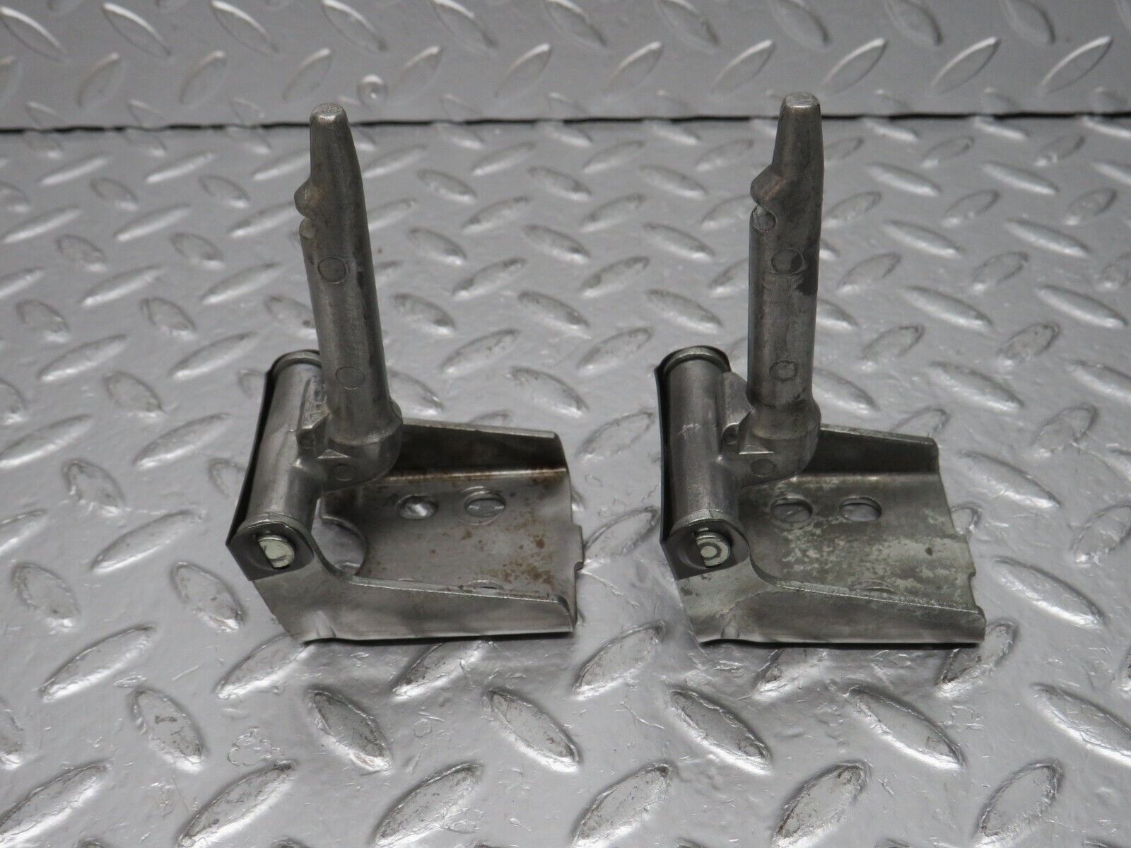 32556 Mercedes-Benz S124 300TE Wagon Rear Seat Hinge