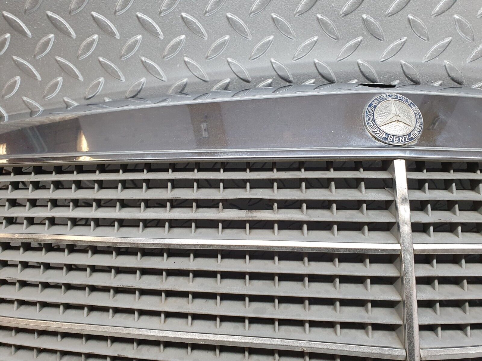 41221 Mercedes-Benz W126 300SE Bonnet Grill Chrome 1268880423