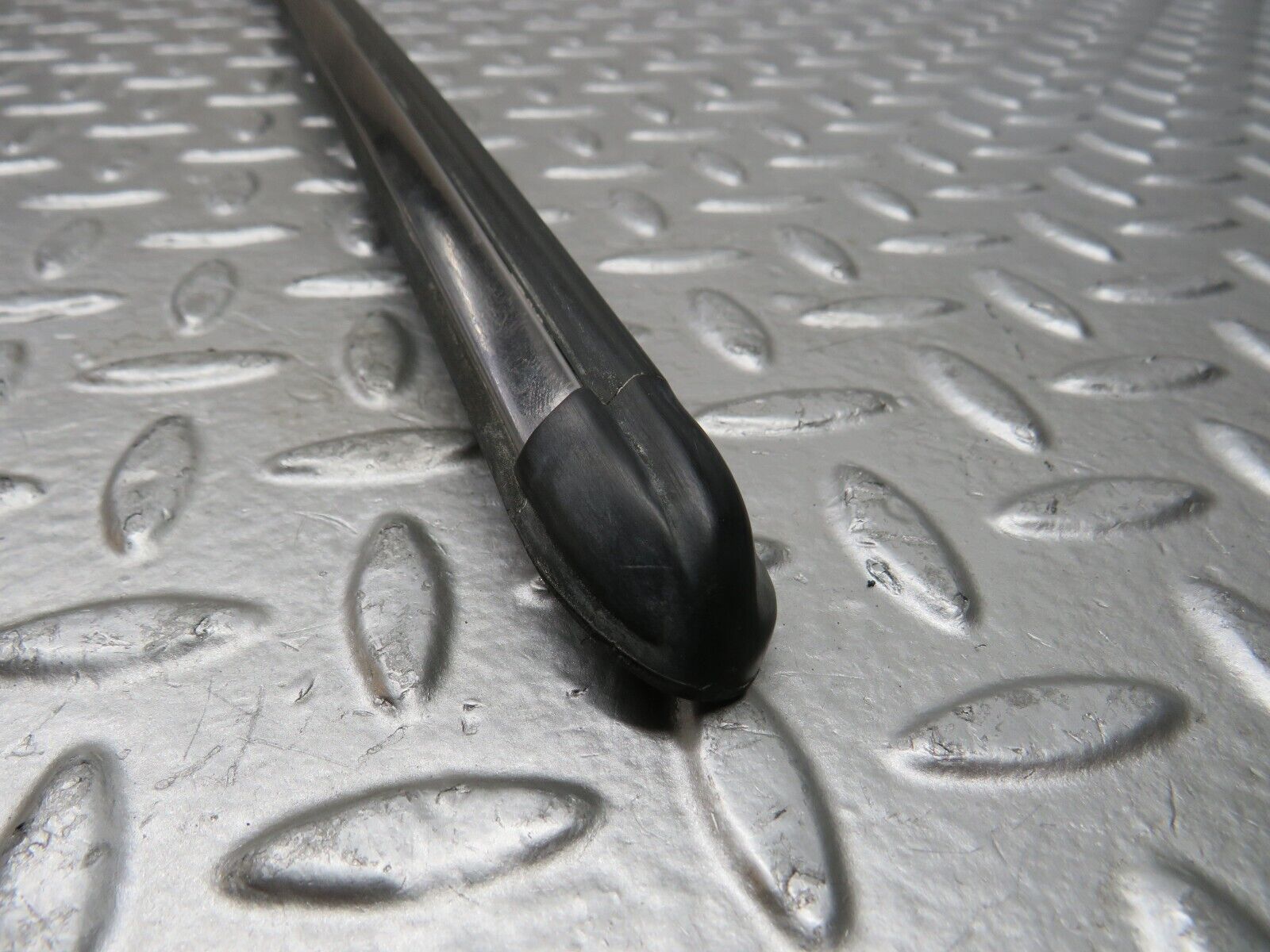 28619 Mercedes-Benz W123 280E Front Left Fender Wing Centre Moulding Trim