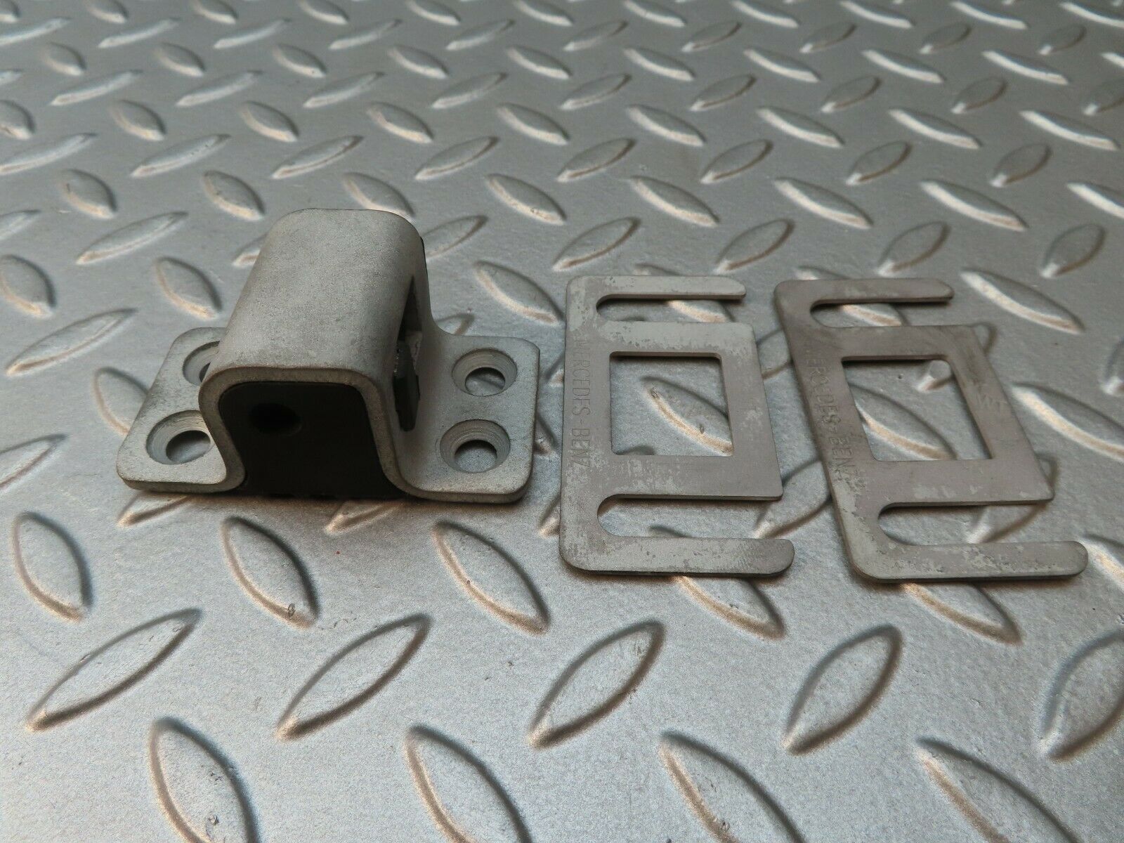 4220 Mercedes-Benz V123 240D LWB Door Lock Latch Left Side