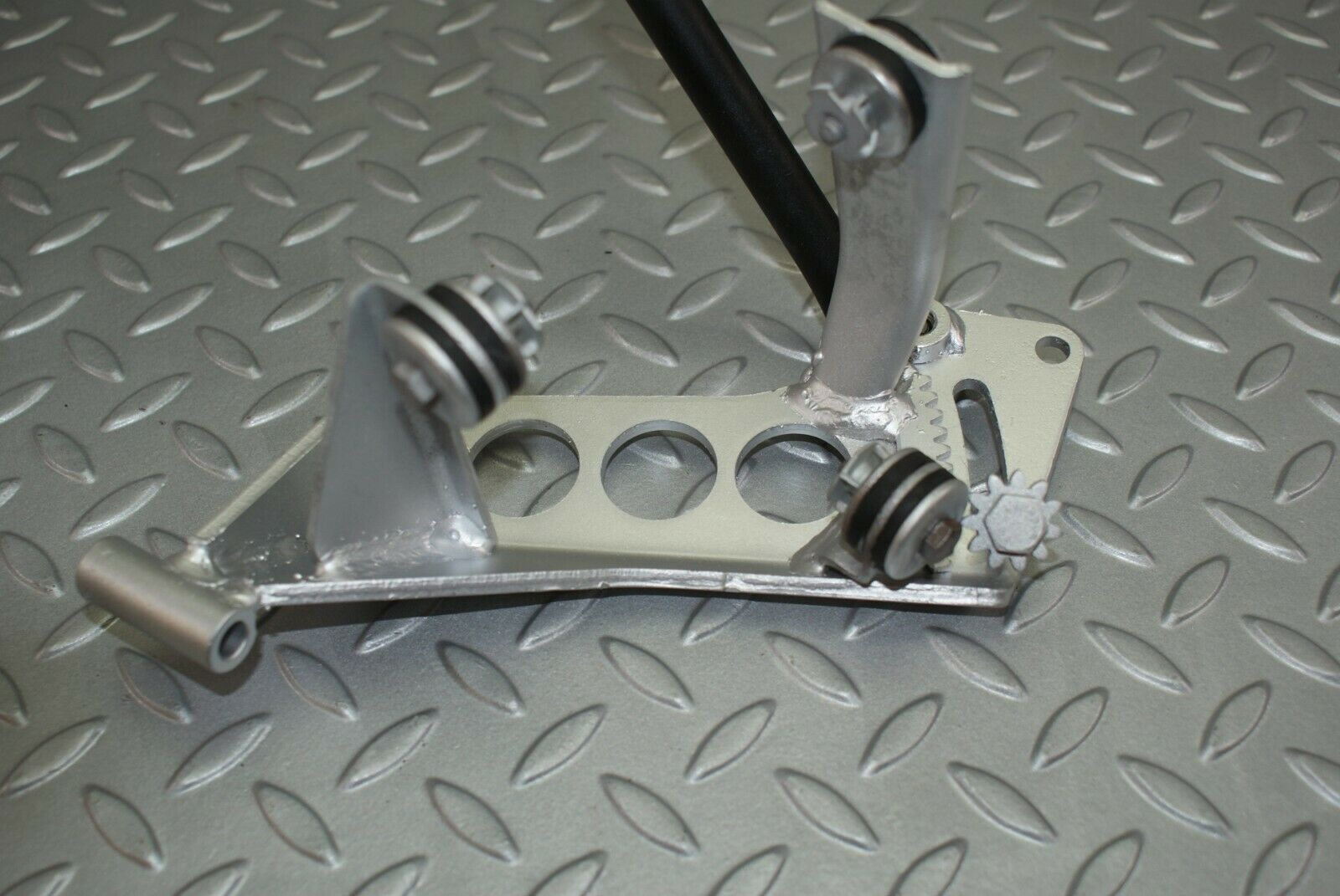 2999 Mercedes-Benz C123 280CE Coupe Power Steering Pump Holder Bracket