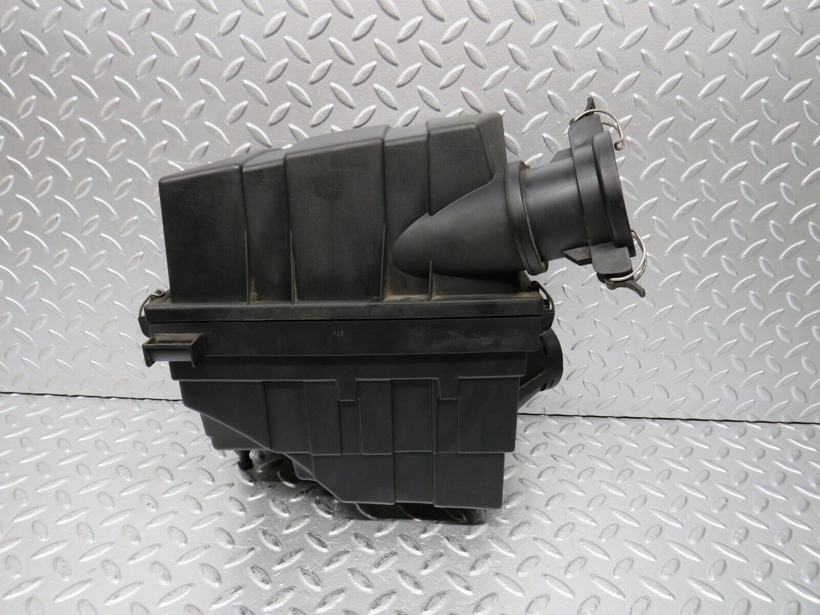 31203 Mercedes-Benz S124 220TE Wagon Air Filter Housing 1110940102