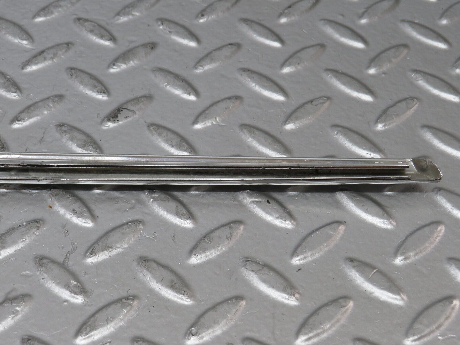 27115 Mercedes-Benz W123 280E Front Left Door Chrome Moulding Trim