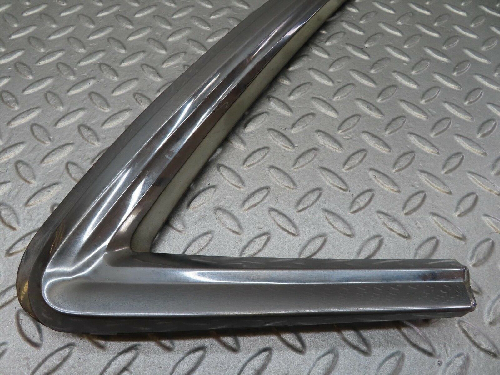 14010 Mercedes-Benz C107 280SLC Quarter Window Trim Right 1076980289