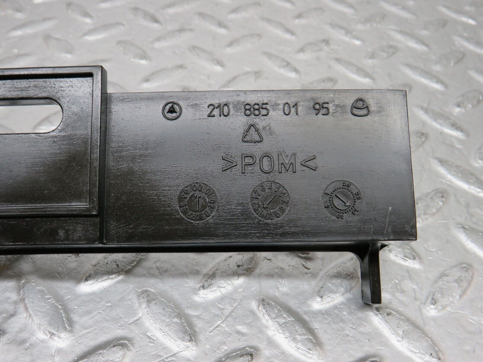 34808 Mercedes-Benz W210 320E Front Bumper Bracket Pair 2108850295 2108850195