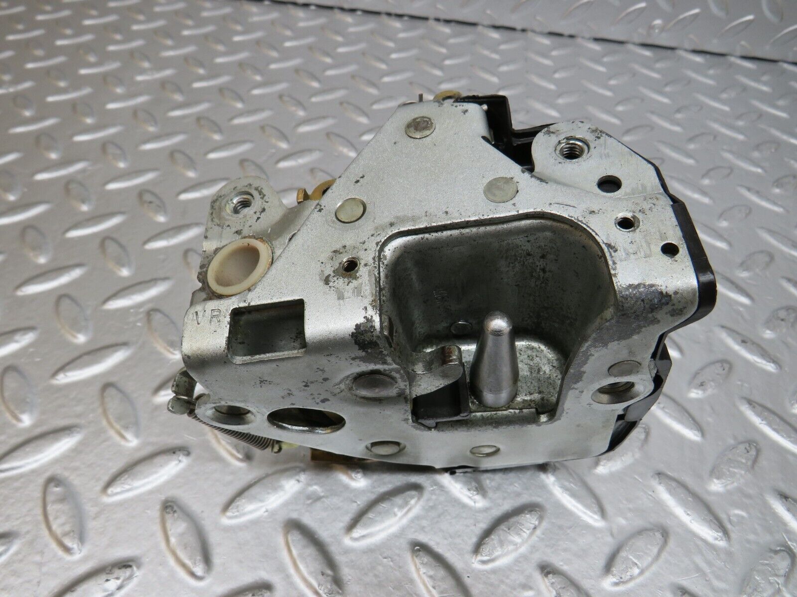 25457 Mercedes-Benz W123 200 Front Right Door Lock Mechanism 1237230208