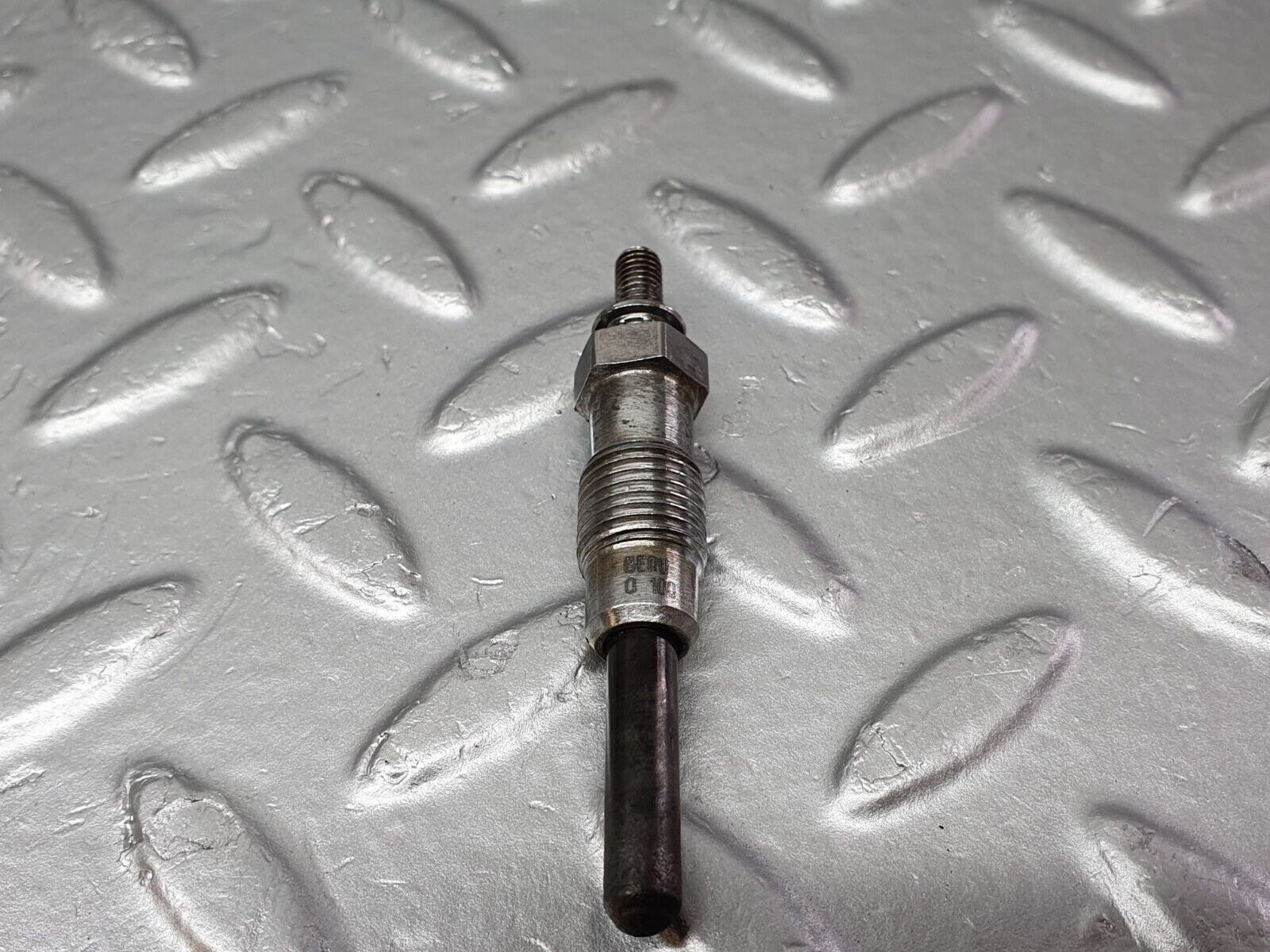 40846 Mercedes-Benz W123 300D Glow Plug Beru 0100221107