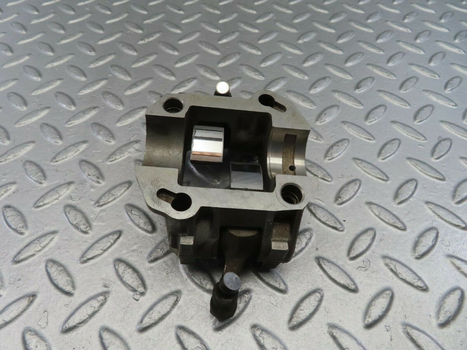 10076 Mercedes-Benz C123 230CE Coupe Rocker Arms Camshaft Bearing Block 1020510010