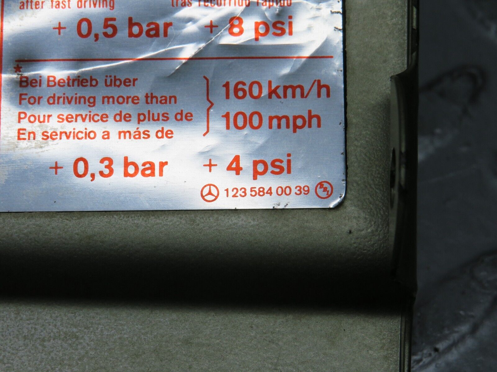 0565 Mercedes-Benz W123 230E Fuel Tank Flap Cap 1235840039