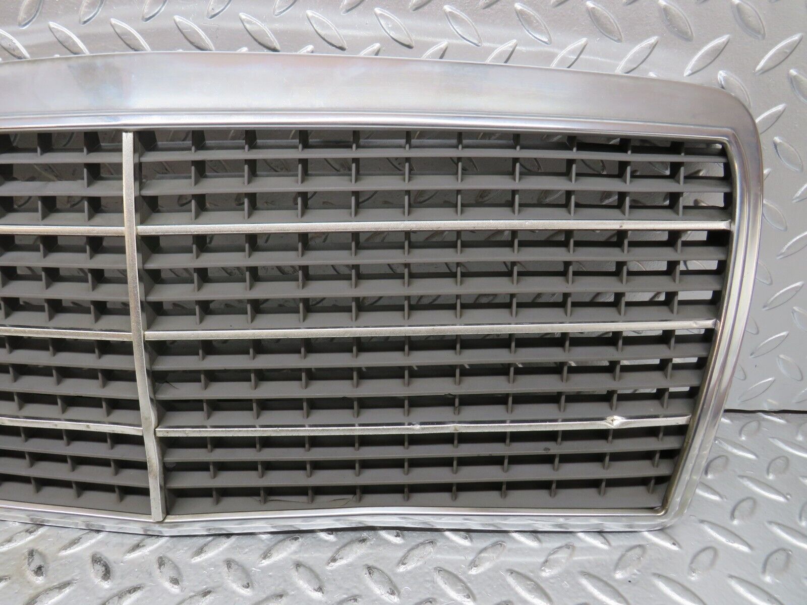 27769 Mercedes-Benz S124 300TE Wagon Bonnet Grill Chrome 1248880323