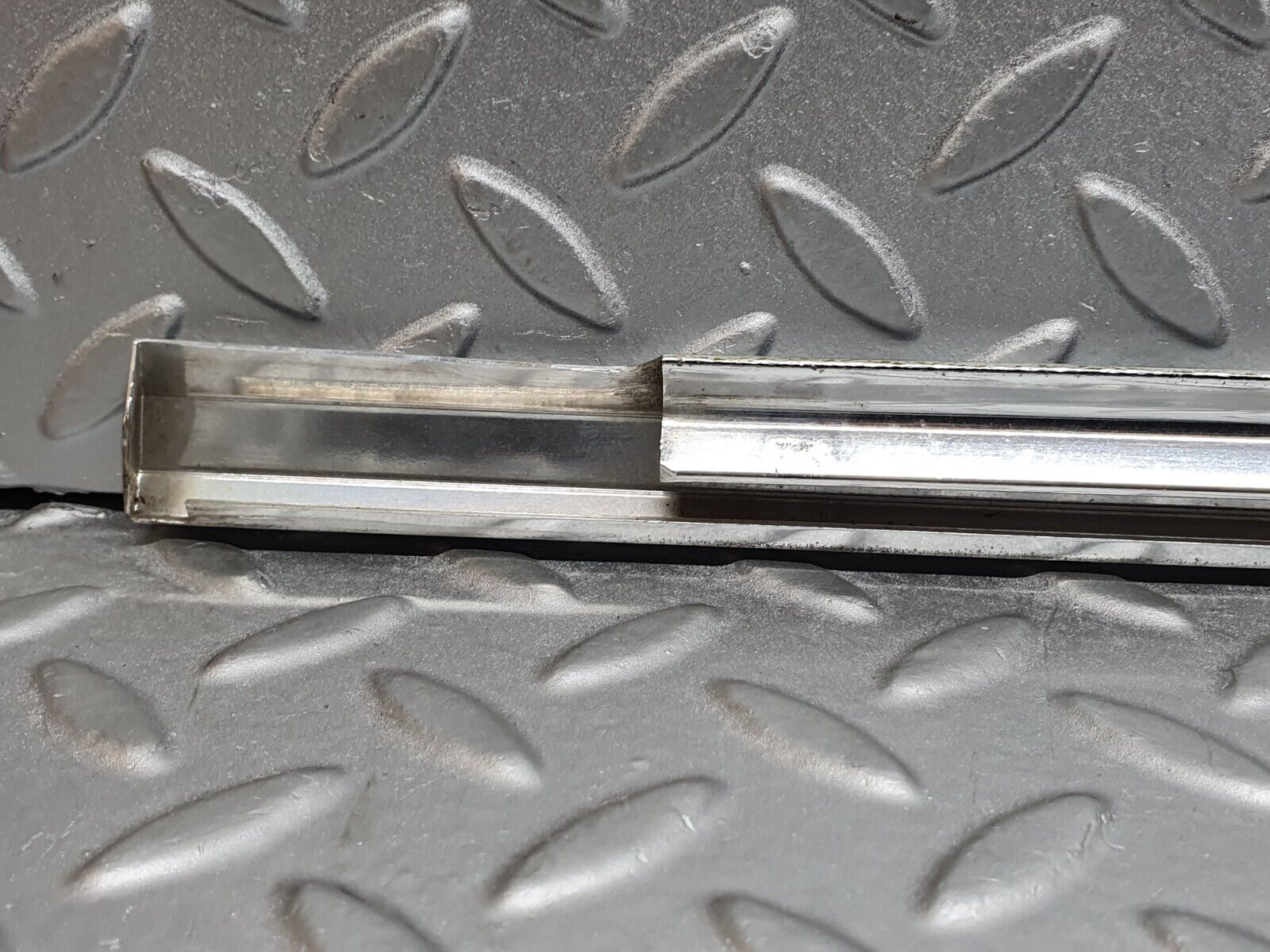 41190 Mercedes-Benz W126 300SE Front Left Door Chrome Moulding Trim