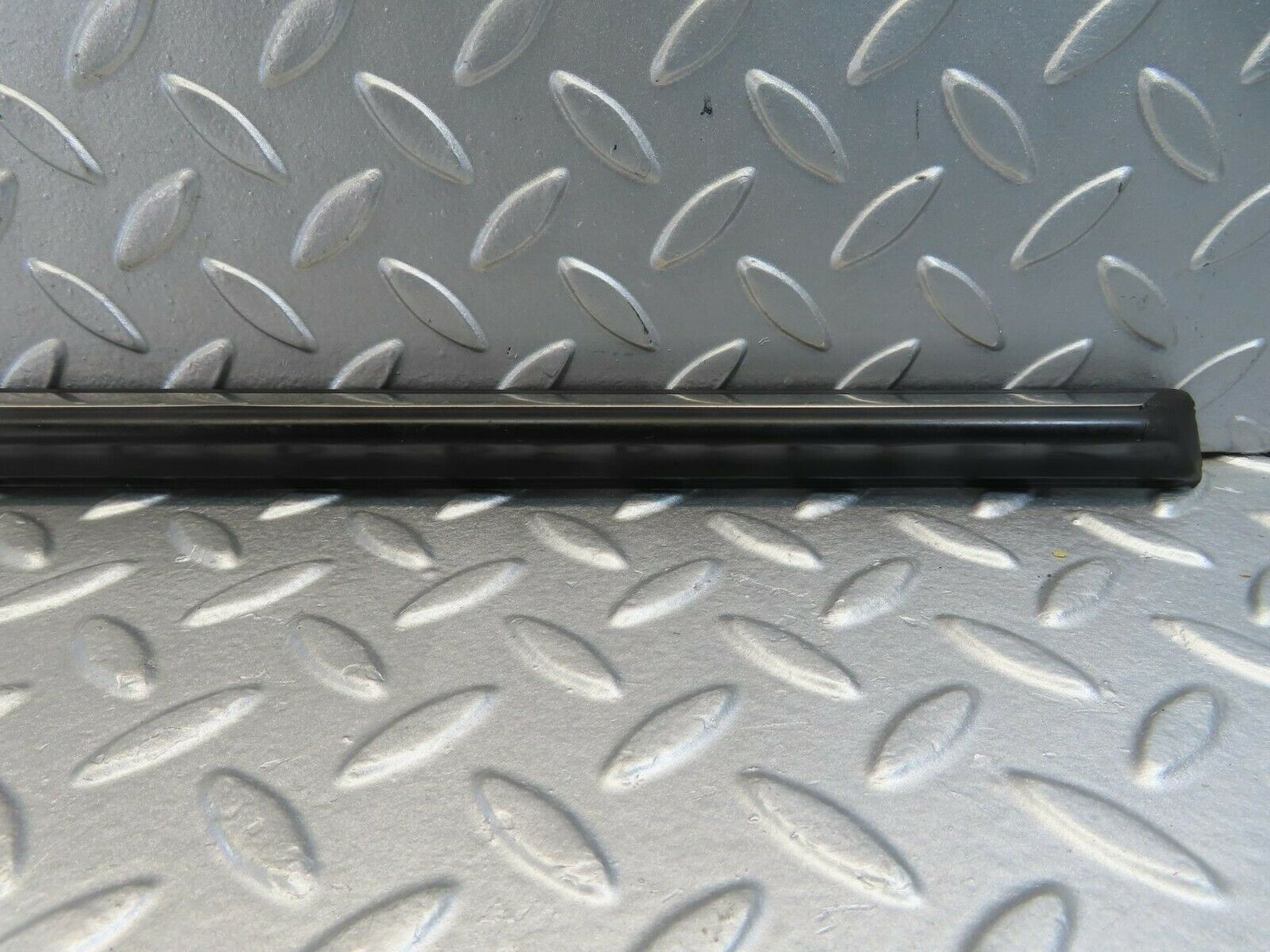 10897 Mercedes-Benz W123 230E Front Right Door Centre Moulding Trim