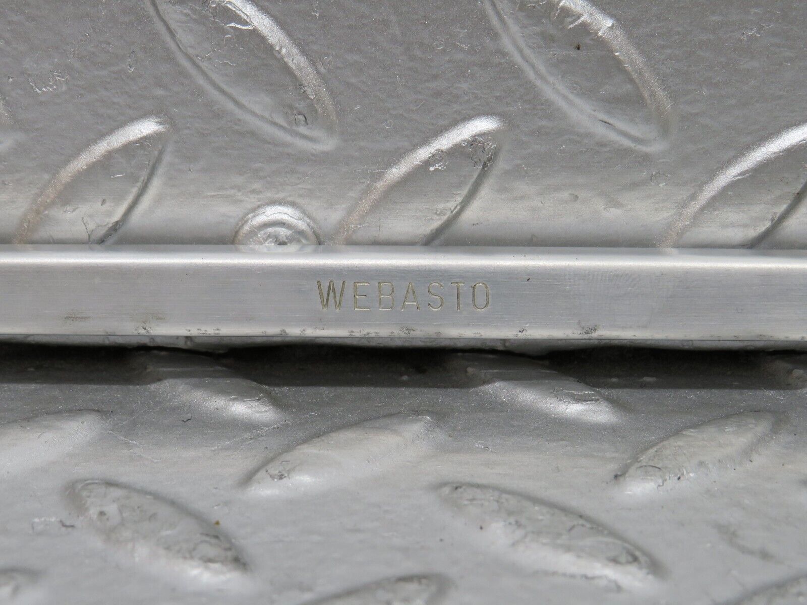 27000 Mercedes-Benz W123 240D Sunroof Chrome Trim