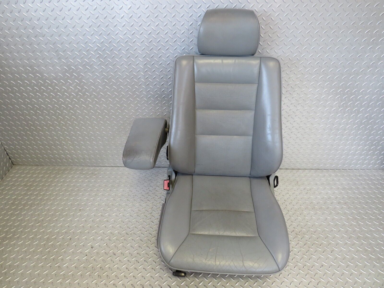 25700 Mercedes-Benz W124 280E Front Left Seat Leather Grey