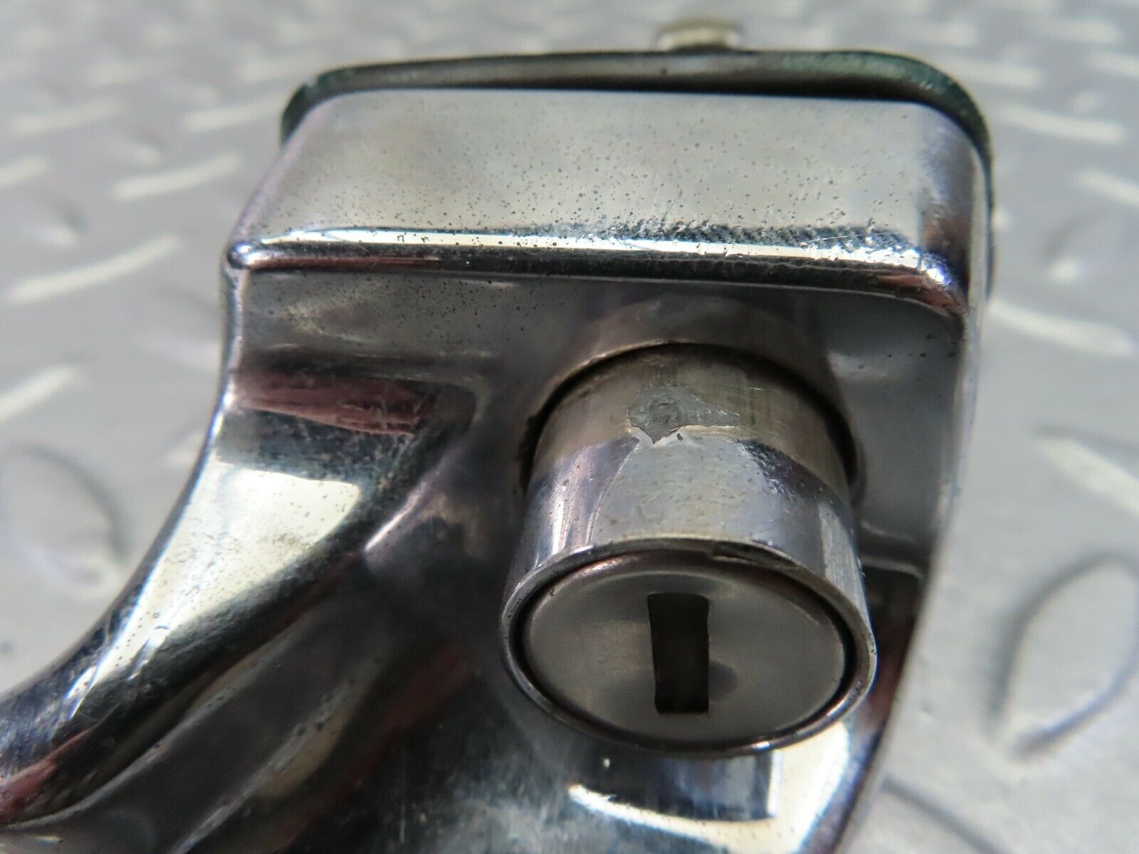 7828 Mercedes-Benz W115 220D Exterior Door Handle Front Right 1157600601