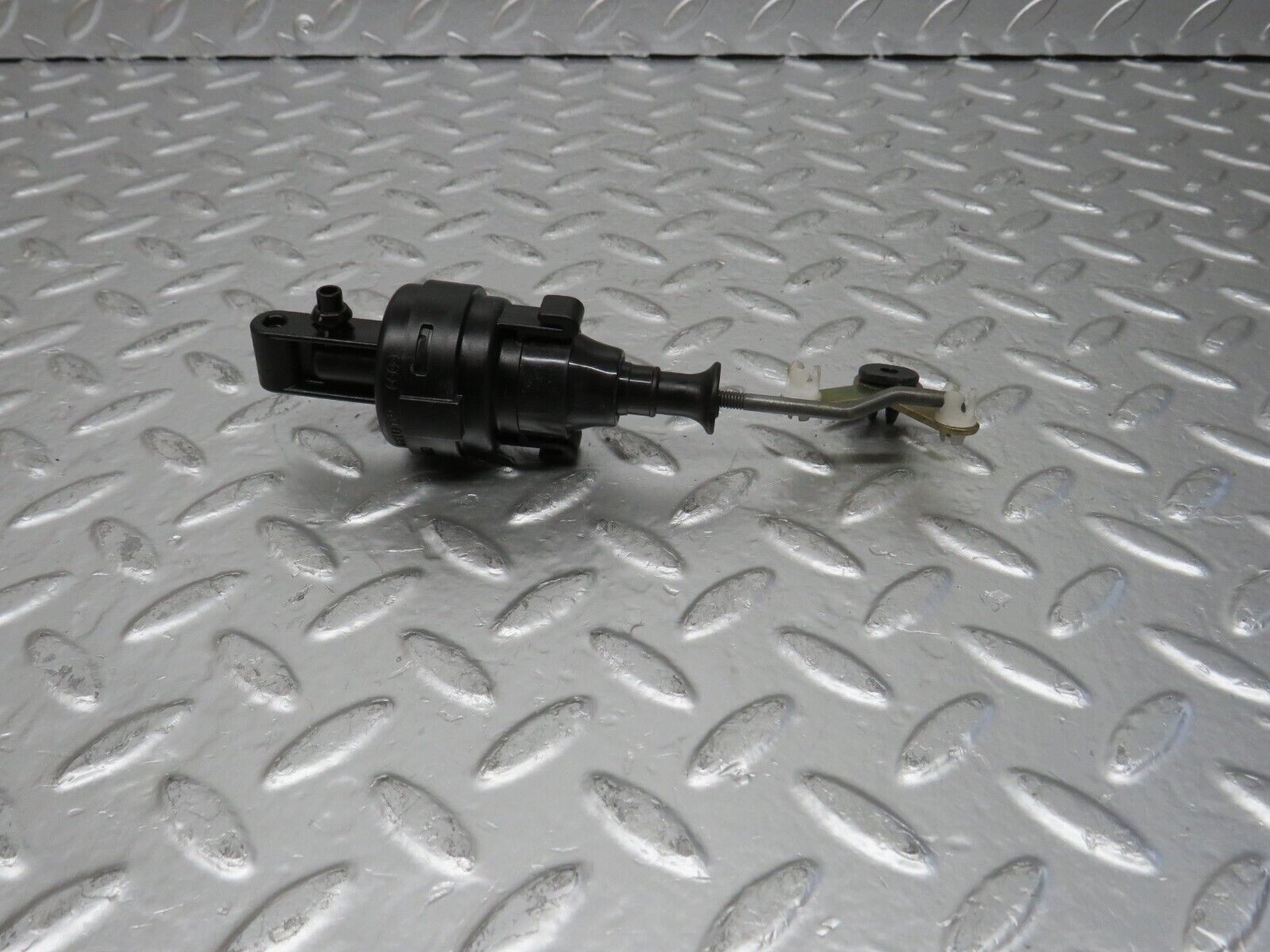 24963 Mercedes-Benz W140 S320 Left Door Lock Vacuum Actuator 400139
