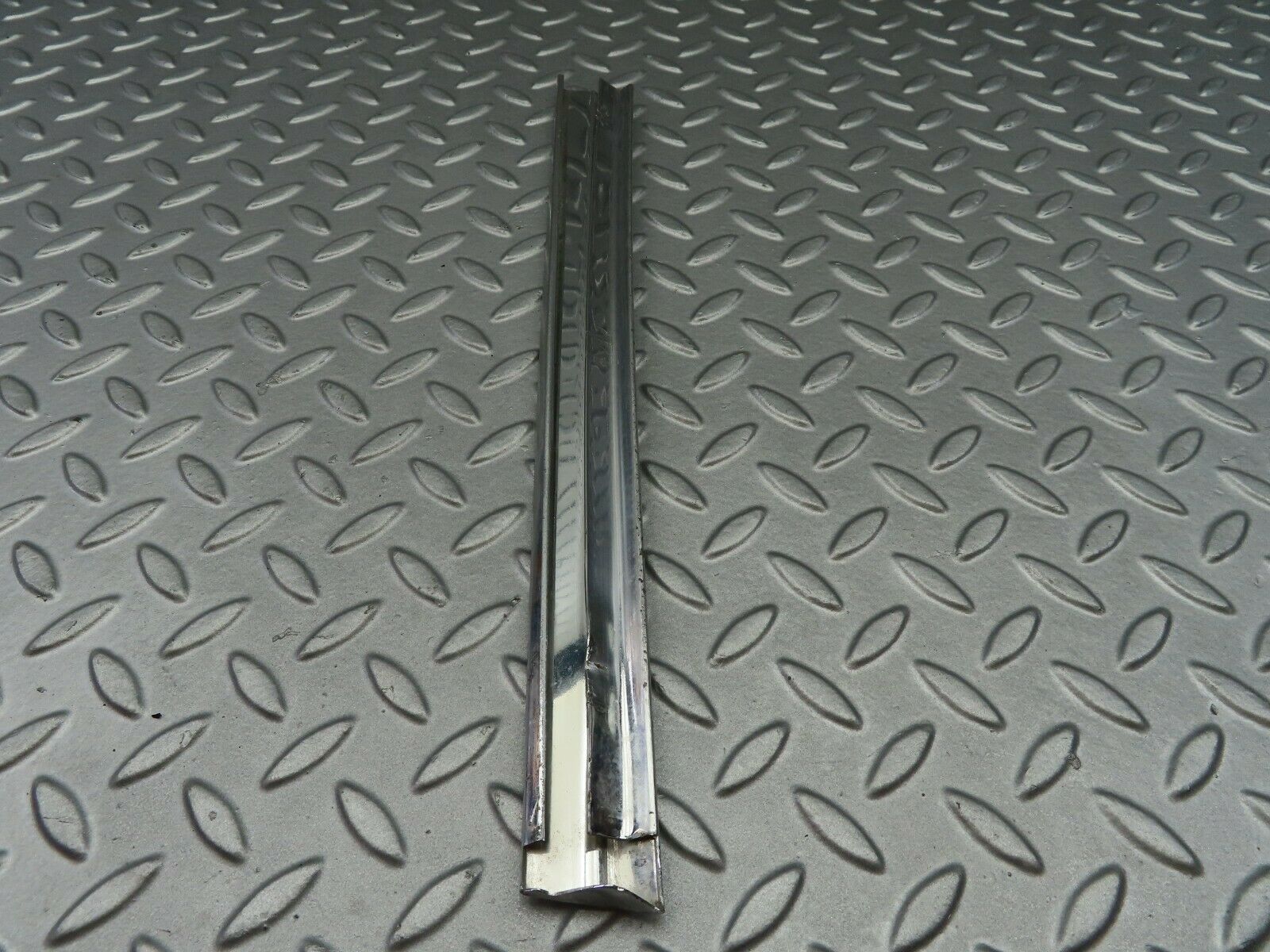 6895 Mercedes-Benz C107 350SLC Coupe Rear Left Window Chrome