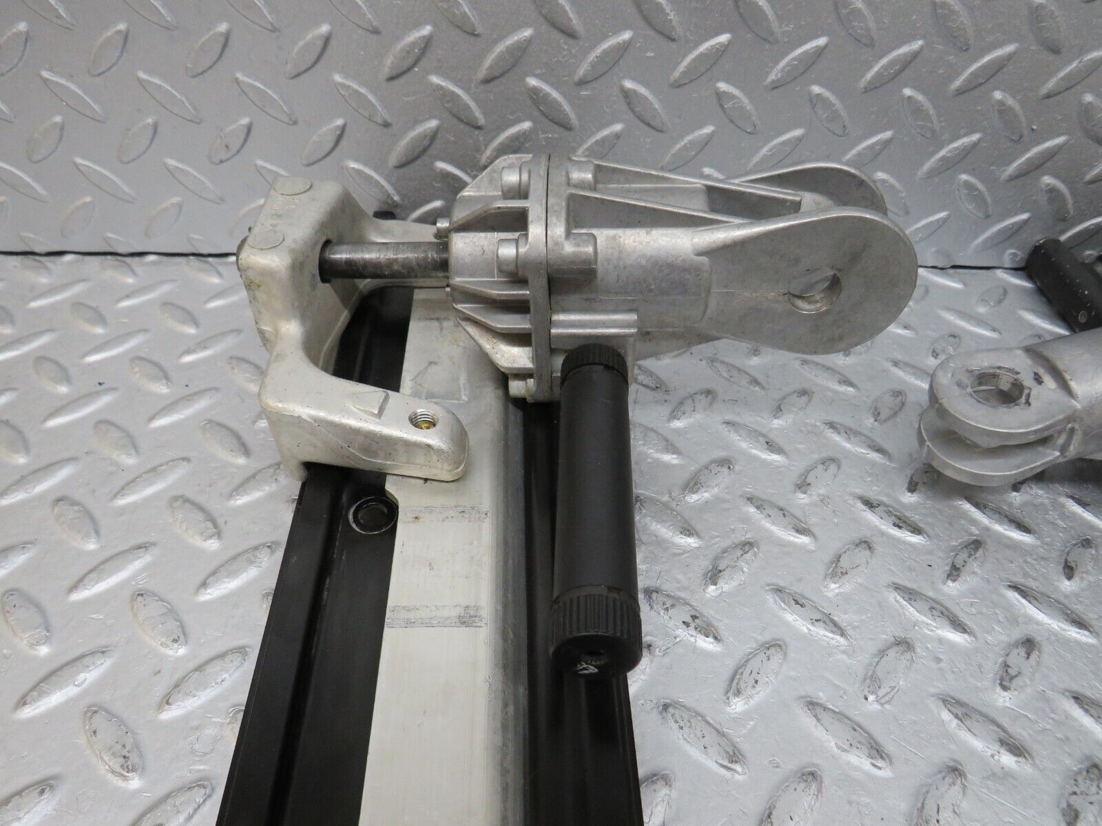 36844 Mercedes-Benz R129 300SL-24 Front Left Seat Rail 2x 1298200707 1298202107 1136201030 1136201020