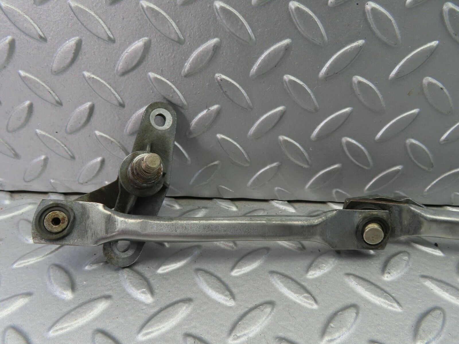 9720 Mercedes-Benz C123 280CE Coupe Windscreen Wiper Linkage