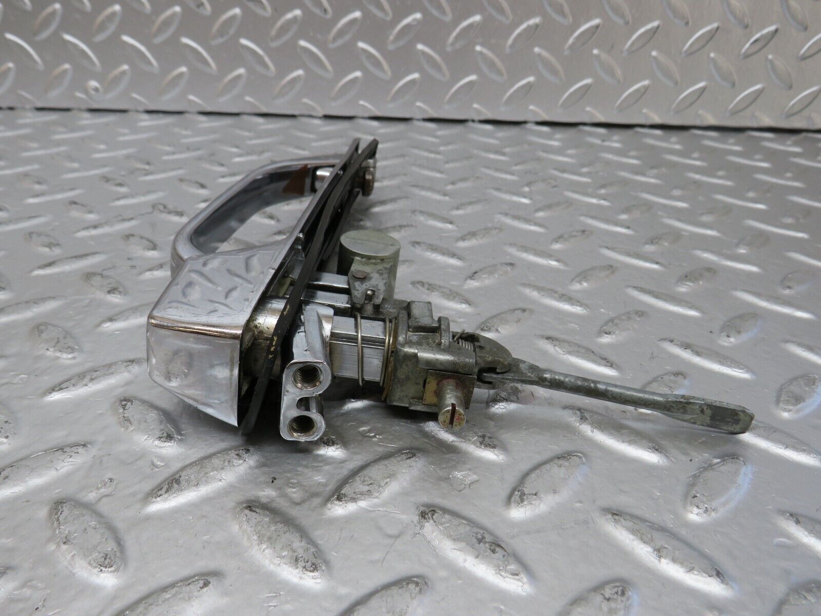 26083 Mercedes-Benz W116 450SE Chrome Door Handle Fr. Left No Key 1167600159